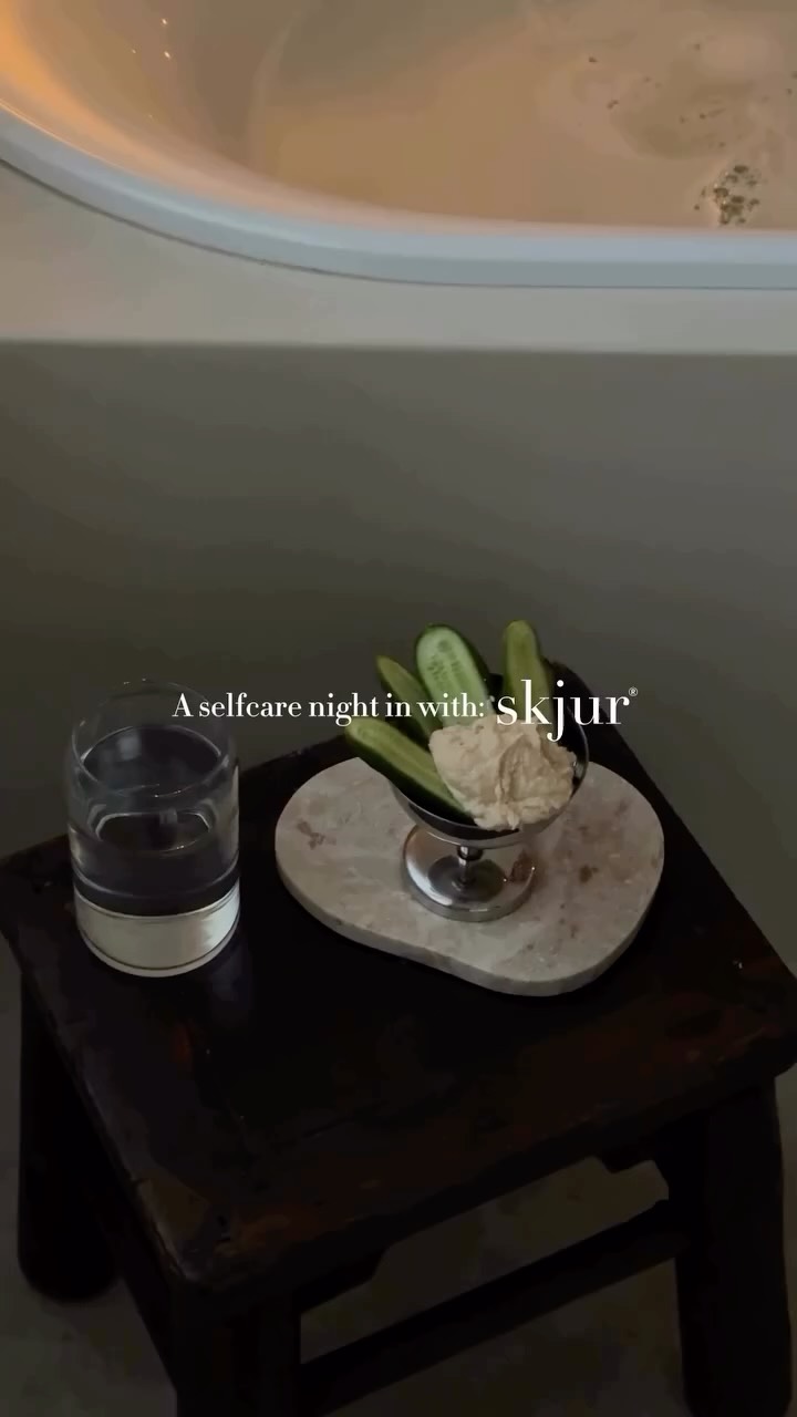 Wenn Stress in deinem Körper bleibt, trägt deine Haut ihn mit. 🤍Und nein, das ist kein Zufall. Ein hoher Cortisolspiegel schwächt deine Hautbarriere, entzieht Feuchtigkeit und lässt deinen Glow schneller verschwinden.
Genau deshalb ist deine Abendroutine kein Luxus, sondern Selfcare auf Zellebene.
Und dann kommt der wichtigste Teil: Pflege, die wirklich unterstützt. skjur® stärkt deine Hautbarriere, spendet intensiv Feuchtigkeit und bringt deine Haut wieder ins Gleichgewicht.
Selfcare ist kein Trend. Es ist ein Statement.
#skjur #selfcare #hautpflegenatürlich #abendroutine