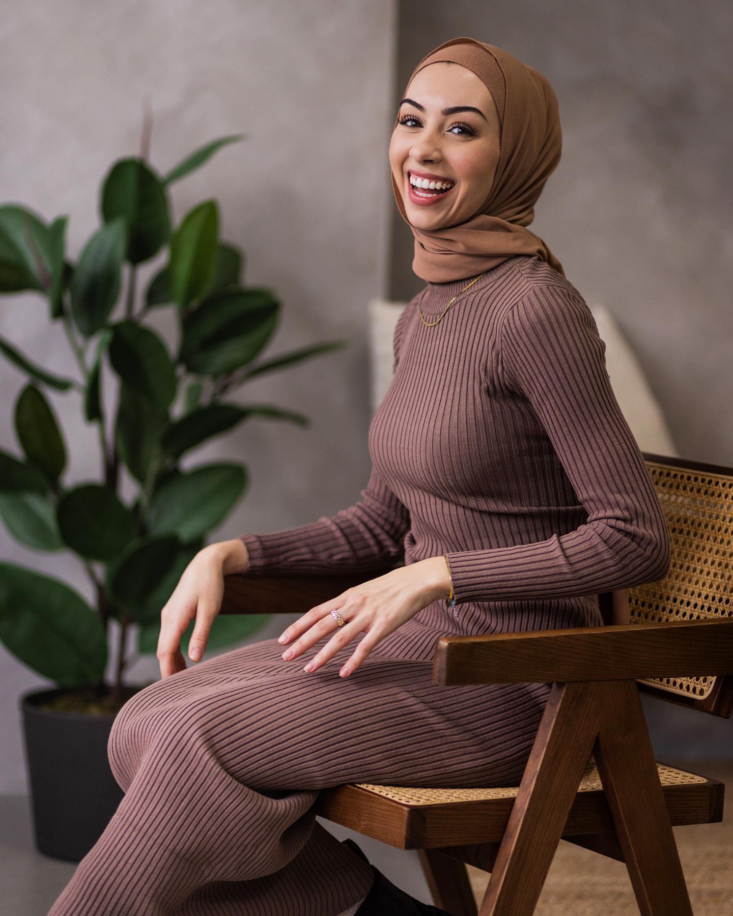 Nos ensembles hijabs en chiffons sont maintenant disponibles.
Magnifique accessoires de chez @my_arabella !
Photographe: @olaphotos.ca
#hijab #hijabfashion #fashionhijab #montrealhijab