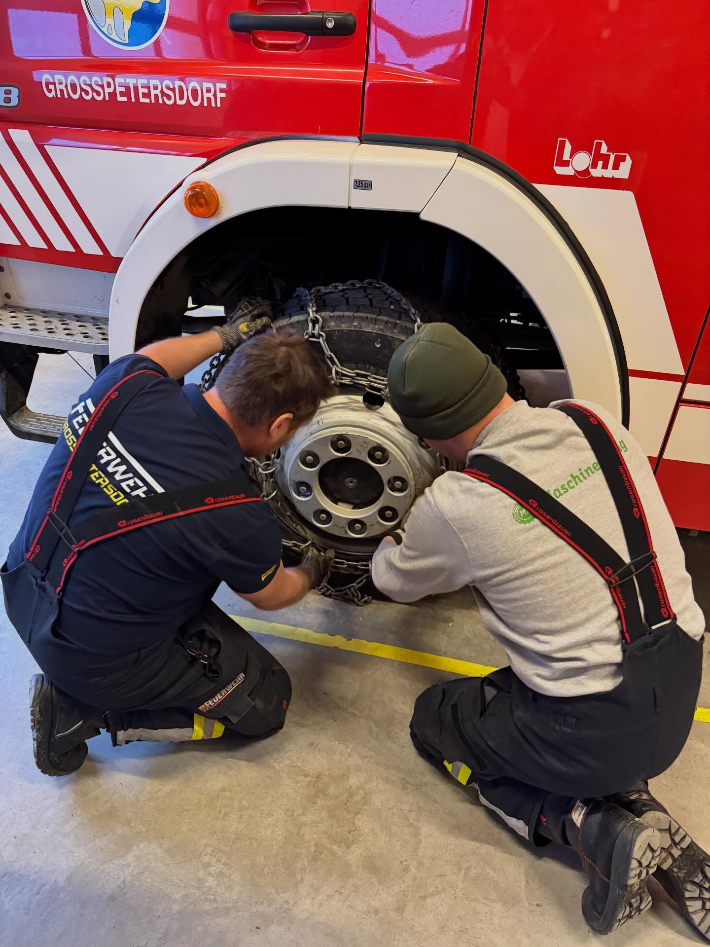 20.02.2026 – Ein Tag, wo es Frau Holle fast schon zu gut meinte… ❄️ ❄️ ❄️
Mehrere Einsätze hatte unsere Feuerwehr 🚒 heute zu absolvieren! Der Schneefall und die damit verbundenen schwierigen Fahrbahnverhältnisse, und auch der böige 💨 Wind, haben zu Problemen auf unsere Straßen geführt. 🤷♂️
Wir sind weiterhin in Alarmbereitschaft und werden da sein, wenn wir gebraucht werden!🫡🙋♂️
Ein herzliches Dankeschön 🙏🙏🙏 dürfen wir an BILLA Großpetersdorf richten – wir wurden mehr als großzügig versorgt und verneigen uns vor dieser schönen Geste! DANKE! ❤️👍👏
© SJF