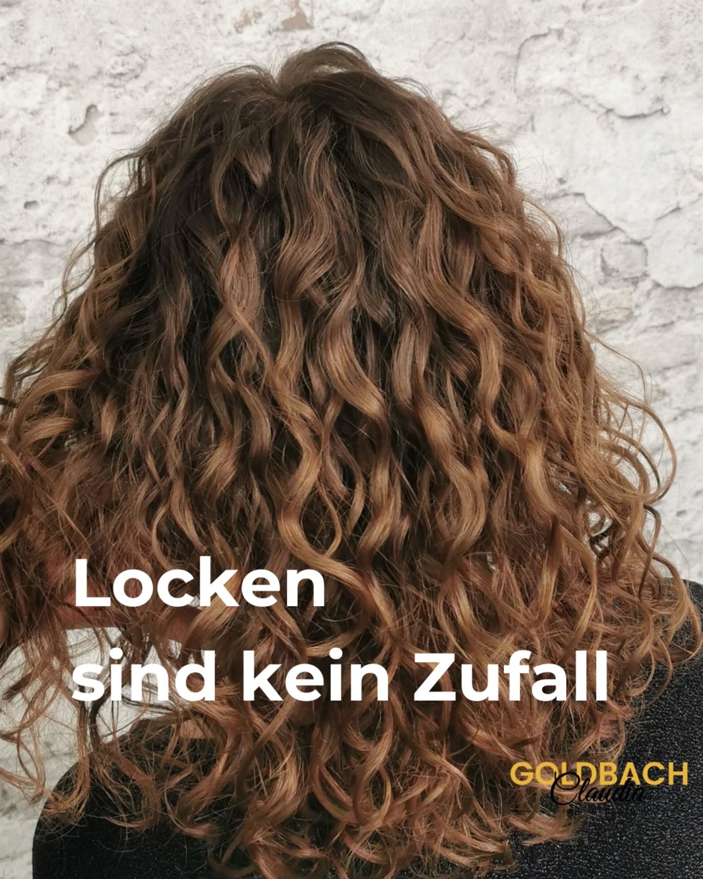 Locken sind kein Zufall.
Sie brauchen Wissen, Technik und vor allem: Respekt.
Jede Haarstruktur ist anders.
Jede Bewegung entsteht aus einem Zusammenspiel von Schnitt, Fall und natürlicher Spannung.
Deshalb arbeite ich nicht nach Schema F.
Ich personalisiere jeden Schnitt, abgestimmt auf deine Struktur, deine Dichte, deine natürliche Dynamik.
Mit dem Calligraphy Cut schneide ich im 21° Winkel, für mehr Bewegung, weichere Spitzen und eine Form, die deine Locken unterstützt statt sie zu kontrollieren. 💚
Deine Bewegung.
Passend zu deiner Haarstruktur.
Ich schneide keine Standardformen, wenn es deine Haare zulassen, vor Beginn im Dry Cut vor, um eine Grundform zu erarbeiten.
Ich arbeite mit dem, was da ist.
Natürlich. Individuell. Echt. ✨
LOCKEN
DRY CUT
LOCKENEXPERTISE
CURLSCUT
LOCKENSTYLING
#lockenspezialistin
#calligraphycut
#curlyhairberlin
#lockenexpertin
#natürlichelocken friseurberlin