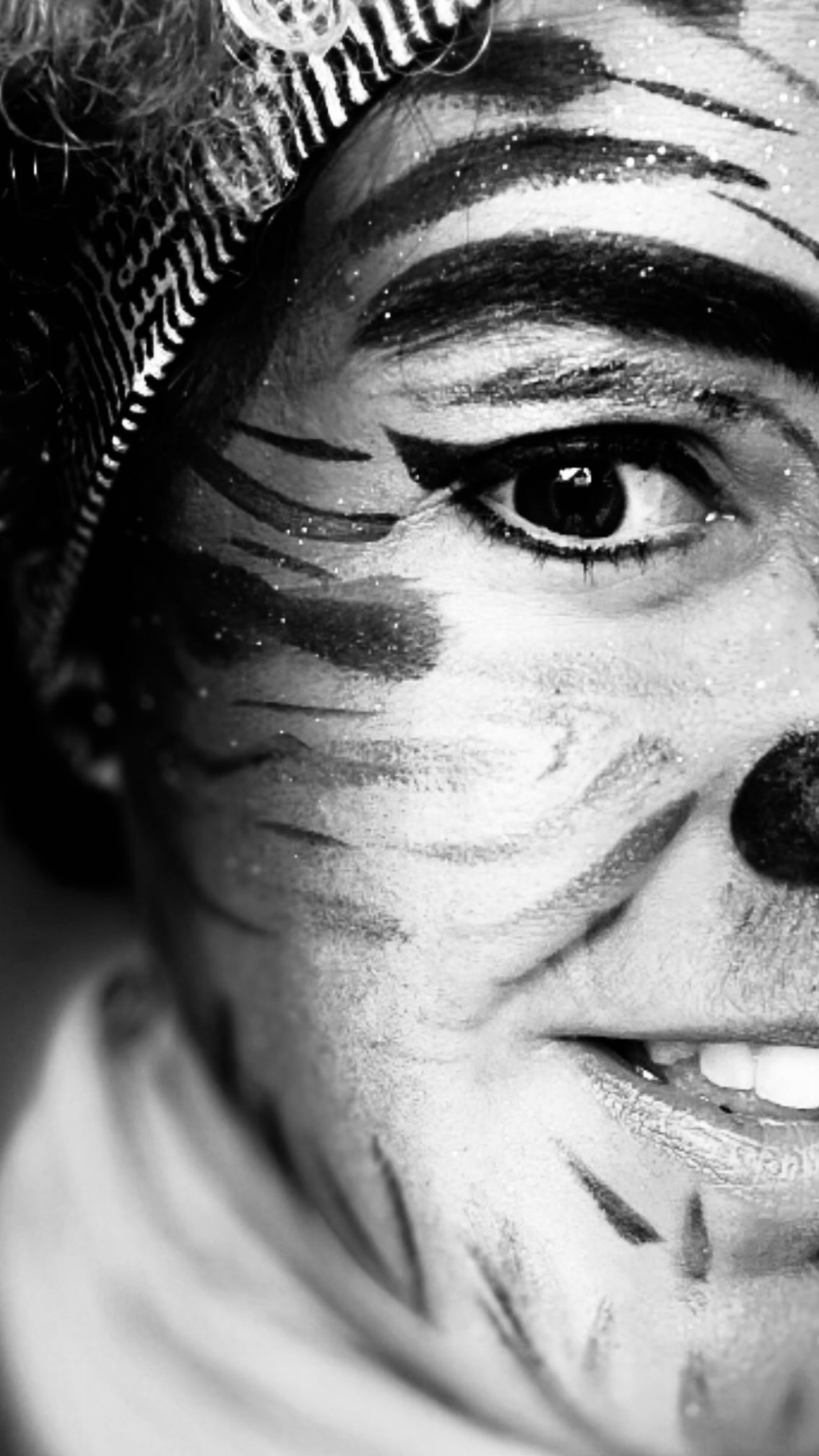 Masking bei neurodivergenten Menschen
Masking beschreibt das bewusste oder unbewusste Anpassen des eigenen Verhaltens, um in einer überwiegend neurotypischen Welt nicht aufzufallen. Viele neurodivergente Menschen – etwa autistische Personen oder Menschen mit ADHS – lernen früh, ihre natürlichen Reaktionen, Bedürfnisse und Ausdrucksweisen zu unterdrücken oder zu überspielen.
Das kann bedeuten, Blickkontakt zu erzwingen, obwohl er unangenehm ist. Zu lächeln, obwohl Reizüberflutung besteht. Gespräche nach erlernten sozialen „Skripten“ zu führen. Bewegungen, Geräusche oder Selbstregulationsstrategien zu kontrollieren. Kurz gesagt: eine Version von sich selbst zu zeigen, die als akzeptabler gilt.
Was nach außen wie Anpassungsfähigkeit wirkt, ist innen oft anstrengend und erschöpfend. Dauerhaftes Masking kann Stress, Angst, Identitätsunsicherheit und Burnout begünstigen.
Und doch ist Masking kein persönliches Versagen. Es ist eine verständliche Schutzstrategie in einer Umwelt, die Unterschiede nicht immer mitdenkt. Viele Betroffene erleben erst durch sichere Räume, Verständnis und Akzeptanz die Möglichkeit, Masken abzulegen.
Masking sichtbar zu machen bedeutet daher nicht nur Aufklärung – sondern Empathie.
Passt du dich an, um zu funktionieren –
oder findest du Raum für deine Identität/Authentizität? Wie erlebst du dich?
#adhs #mentalhealth #neurodiversität #autismus