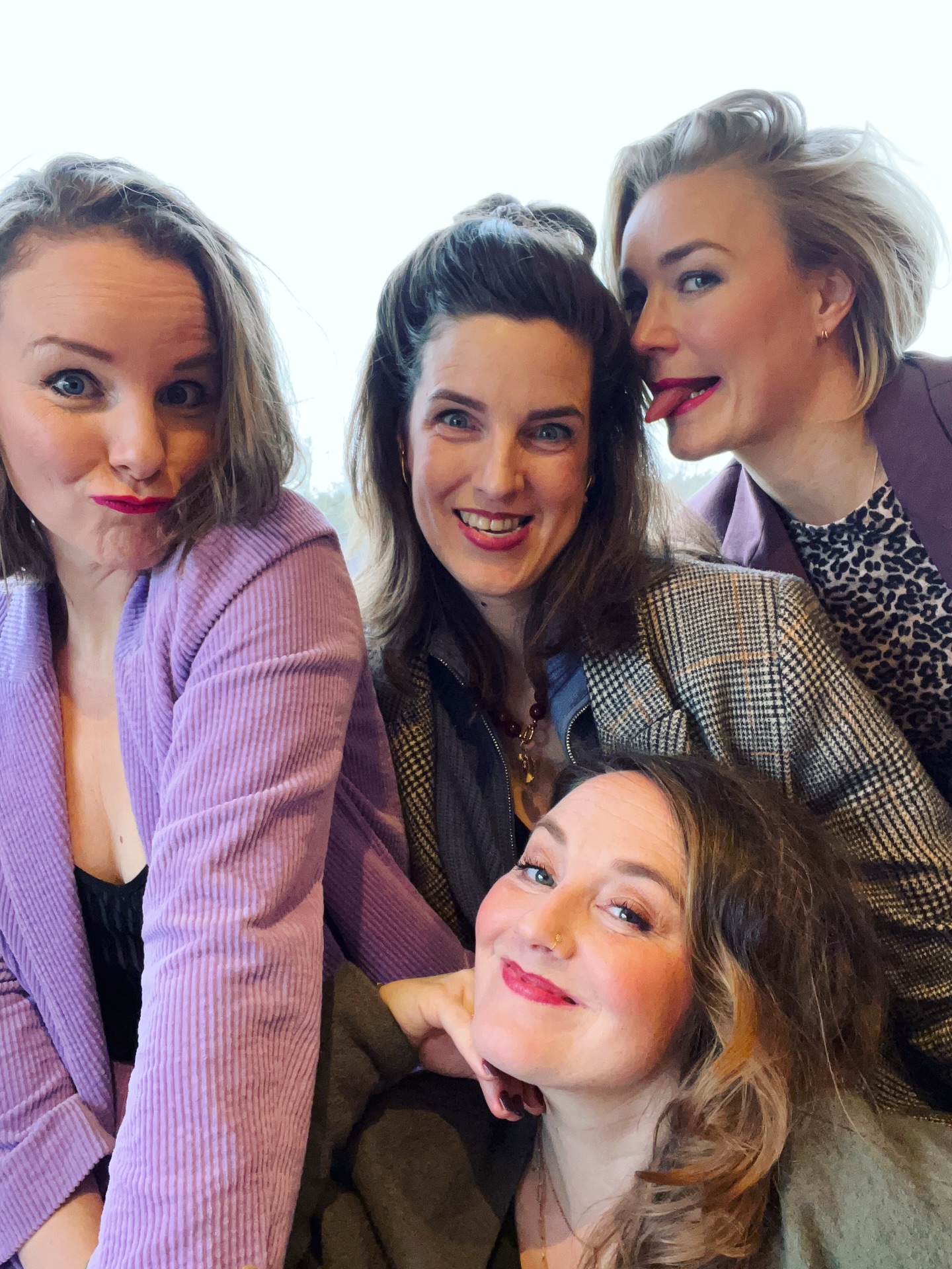 Wat een super leuk verrassingsoptreden was dat, op de verjaardag van Bert! Dank, Gerdijanne en @ervevechtdal_koesafari voor de goede zorgen en mooie locatie! 👌🏻❤️
#optreden #zingen #meerstemmig #vocalgroup #boekons