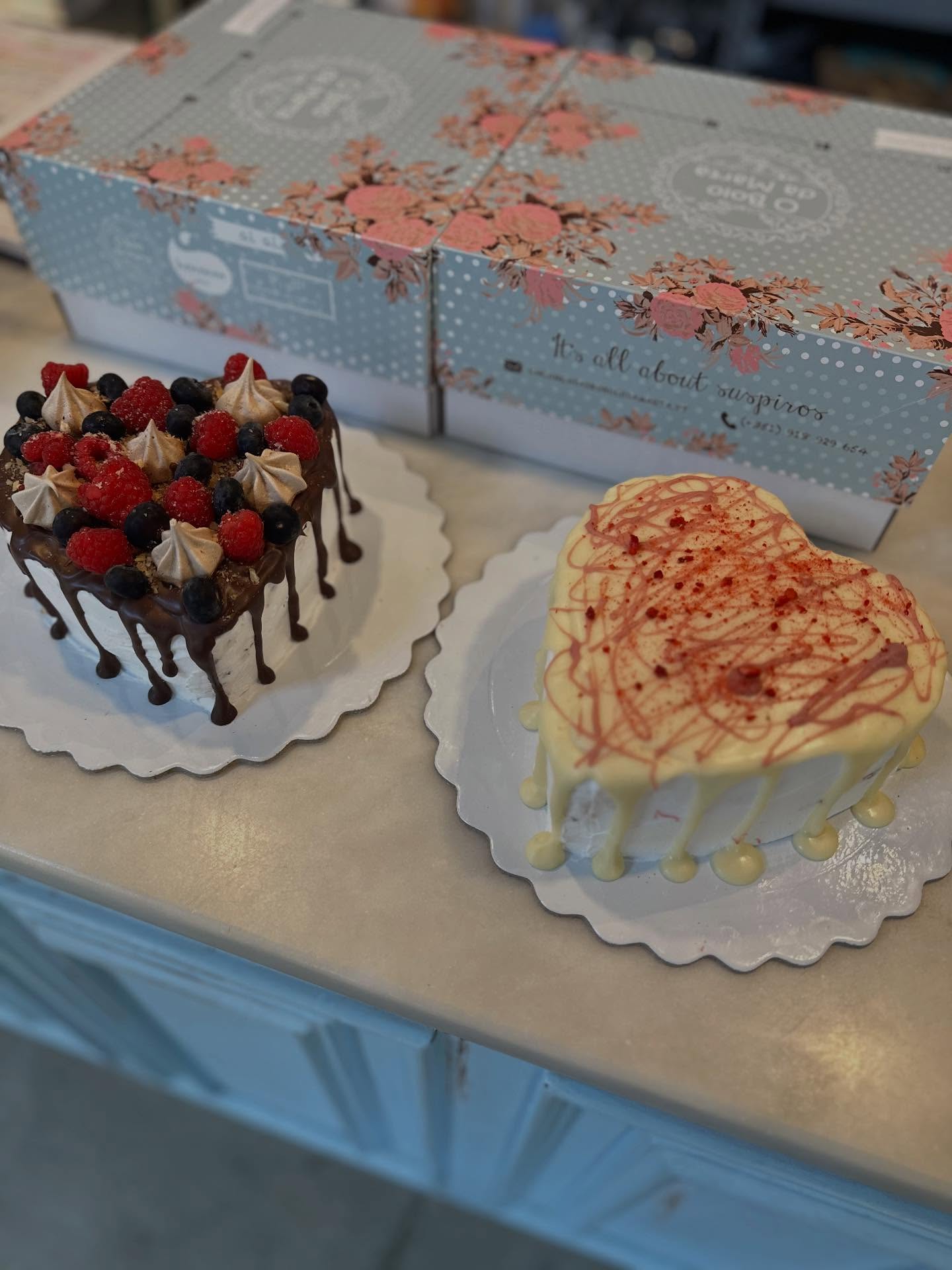 Loja cheia de corações para surpreender a sua cara metade amanhã! Venha daí! 💘🍰