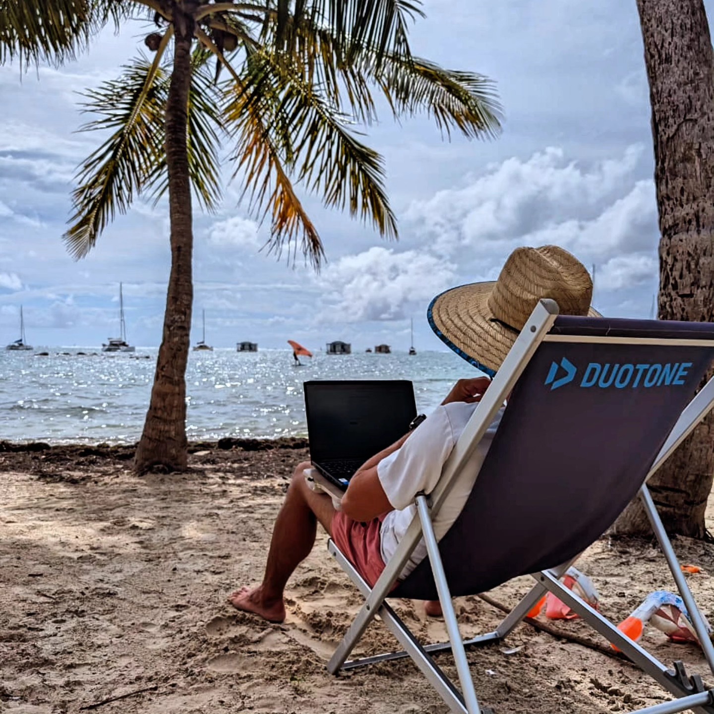 Au bureau 🏝
Peu de vent en ce moment, l'occasion de préparer de nouvelles vidéos tuto et tests matériels à venir.
On croise les doigts pour les prochains jours 🤞🤞 Bientôt l'arrivée de la saison ! 💨✨️
#wingfoil #gwada #school #guadeloupe #fwi #wingfoilschoolguadeloupe #wingfoiling #foiling #beach #desk #sailing #winglife #coach