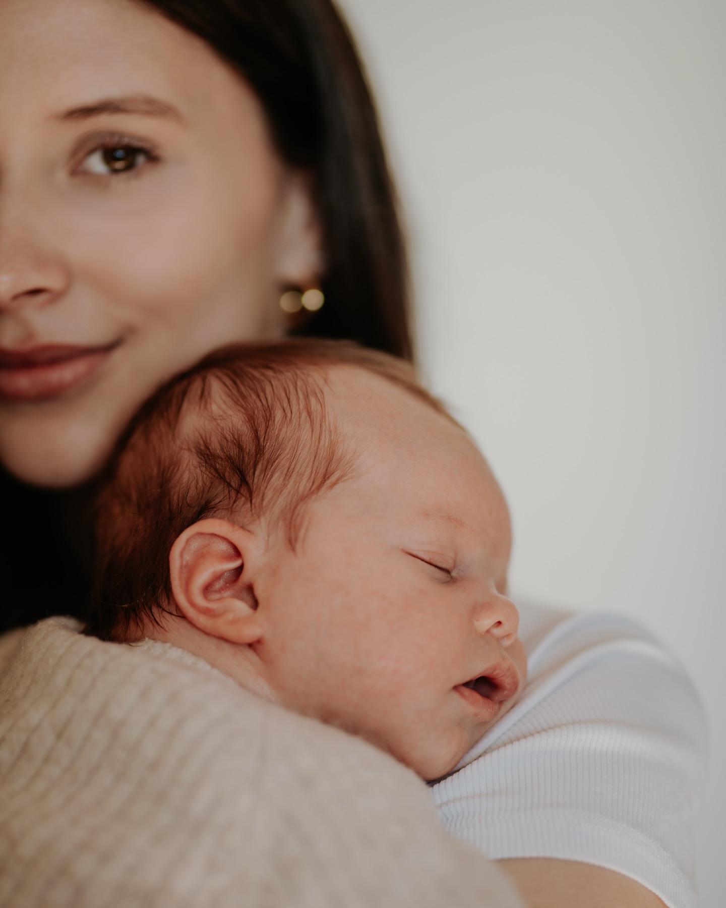 Warum ist euer Zuhause der schönste Ort für eure ersten Familienmomente?
Die ersten Momente mit eurem kleinen Wunder begleite ich am liebsten bei euch zu Hause, in eurer gewohnten Umgebung, ganz entspannt und ohne Stress. So entstehen natürliche, liebevolle Bilder voller Nähe und Geborgenheit.
4 Tipps für eure entspannte Fotosession:
Euer Baby gibt den Takt vor. Stillen, Kuscheln oder eine kurze Pause? Alles darf sein. Das Shooting läuft in eurem Tempo, mit viel Ruhe und ohne Zeitdruck.
Wärme schafft Wohlfühlen. Stellt sicher, dass der Raum angenehm warm ist, vor allem, wenn das Baby zwischendurch ohne Kleidung fotografiert wird.
Keine aufwendige Vorbereitung nötig. Ihr müsst nichts Besonderes vorbereiten, natürliche Momente in eurer Alltagsumgebung sind oft die schönsten.
Schlichte Kleidung wirkt zeitlos. Helle, neutrale Töne ohne große Prints lenken nicht ab und lassen die Emotionen im Vordergrund stehen.
#babybauchshootingthüringen #neugeborenenfotosjena #babyfotografinthüringen #babyfotografschleiz
Babyfotograf Schleiz
Familienfotografin Thüringen
Familienfotografie Jena