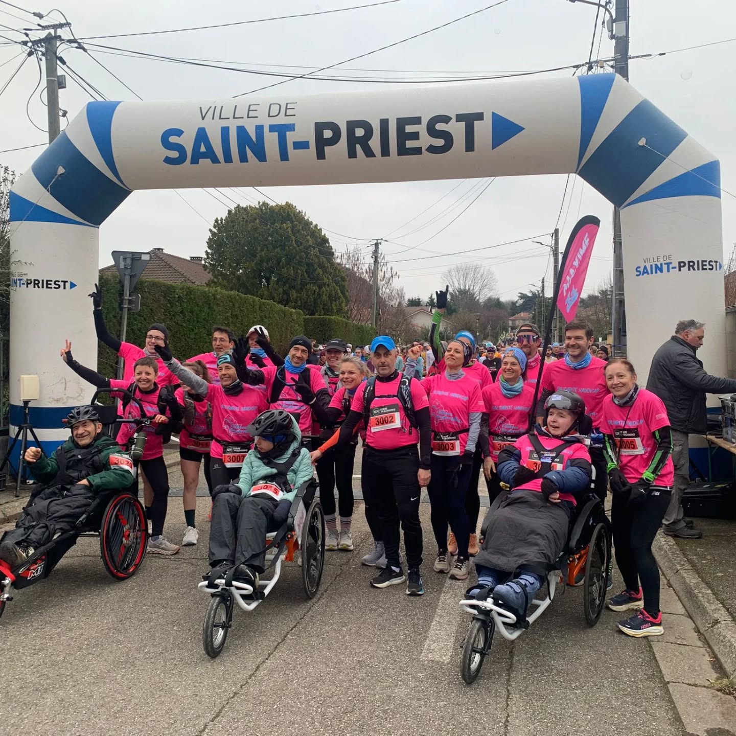 Quelle journée incroyable pour notre équipe 🩷🔥
Les Foulées de Beauregard étaient présentes au Semi-marathon de Saint-Priest avec 3 joëlettes 💪 — et nous sommes fiers d’avoir été le 2ᵉ club le plus représenté !
🩷 Maxime était installé dans sa joëlette dans le cadre de sa préparation au Marathon de Paris. Détermination, engagement et sourire tout au long du parcours !
🩷 Pierre faisait son grand retour dans sa joëlette après une pause pour raison médicale. Un moment fort en émotions pour toute l’équipe 🙌
🩷 Noé a pris place dans sa joëlette accompagné des formidables Porteurs d'Étoiles, pour faire briller une nouvelle fois les valeurs d’inclusion et de partage.
Un immense merci au JOCEL pour l’accueil VIP exceptionnel 🙏
Une équipe attentive, bienveillante et particulièrement soucieuse du bien-être de nos pilotes de joëlette.
Fiers de nos coureurs, fiers de nos pilotes, fiers de nos valeurs.
Le sport rassemble, le sport inclut, le sport fait vibrer ✨
#FouléesDeBeauregard #Joëlette #Inclusion #SemiMarathon #SportPourTous