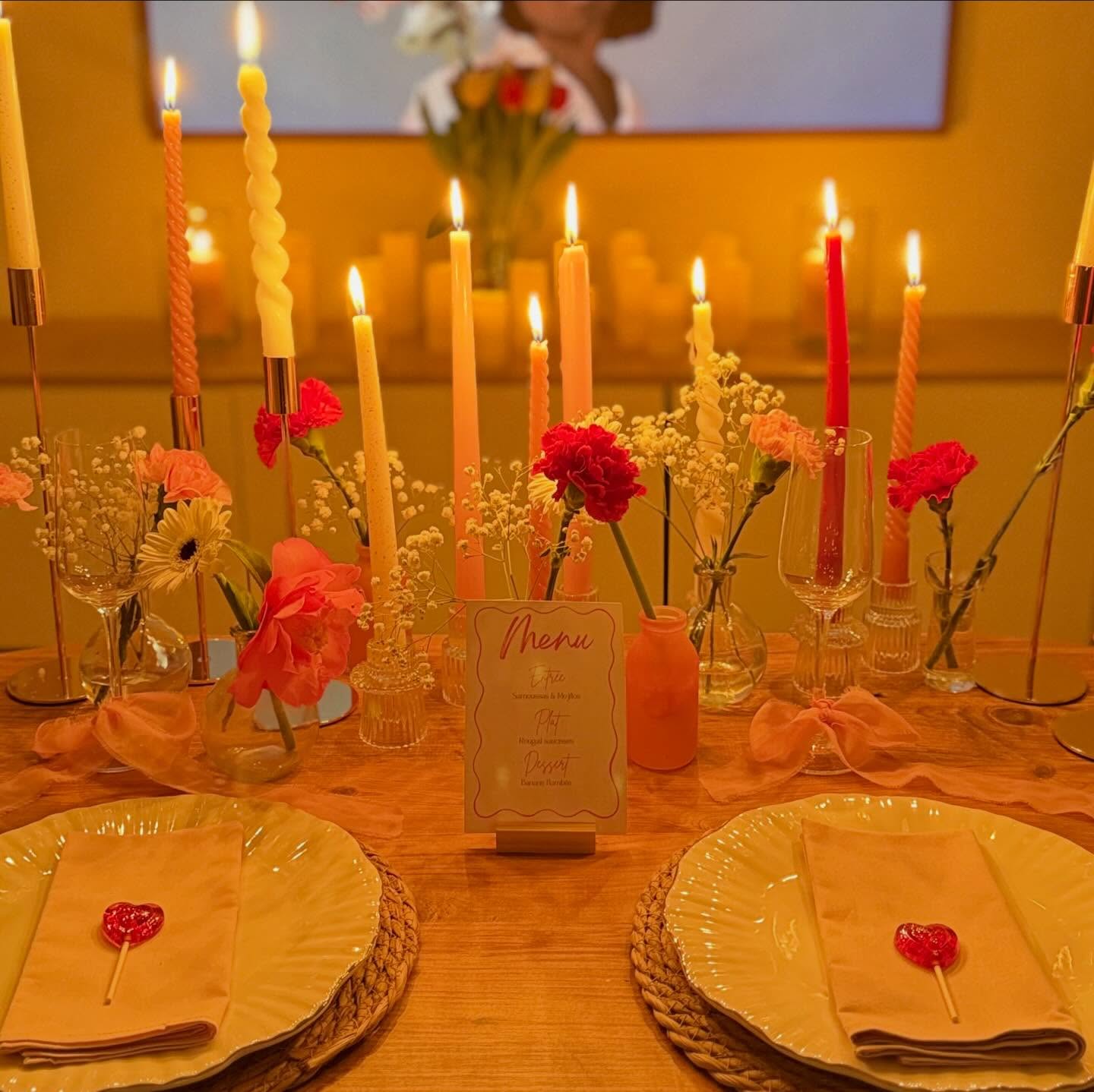 Une jolie table fleurie pour fêter l’amour ✨
Quoi de mieux qu’un plateau télé devant une bonne série Netflix pour passer une soirée en amoureux ?
Pour la Saint-Valentin, une ambiance cosy, des bougies pour tamiser l’ambiance et des fleurs pour colorer la table et le tour est joué 🩷
#decoratriceevenementielle #saintvalent #jalmaevent #valentinesday #decoration