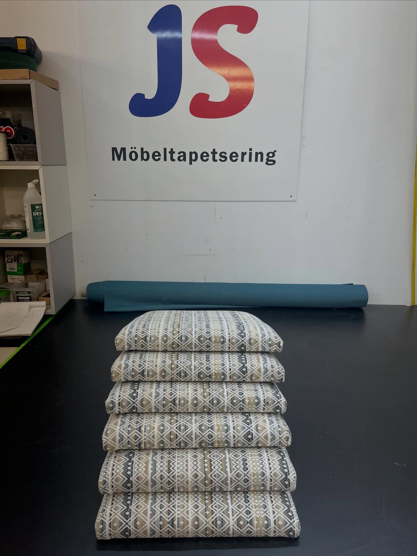 Förnya dina köksstolar med hjälp av oss ✨
Kvalitet och hantverk i varje detalj.
#möbeltapetsering #hantverk #förnyelse