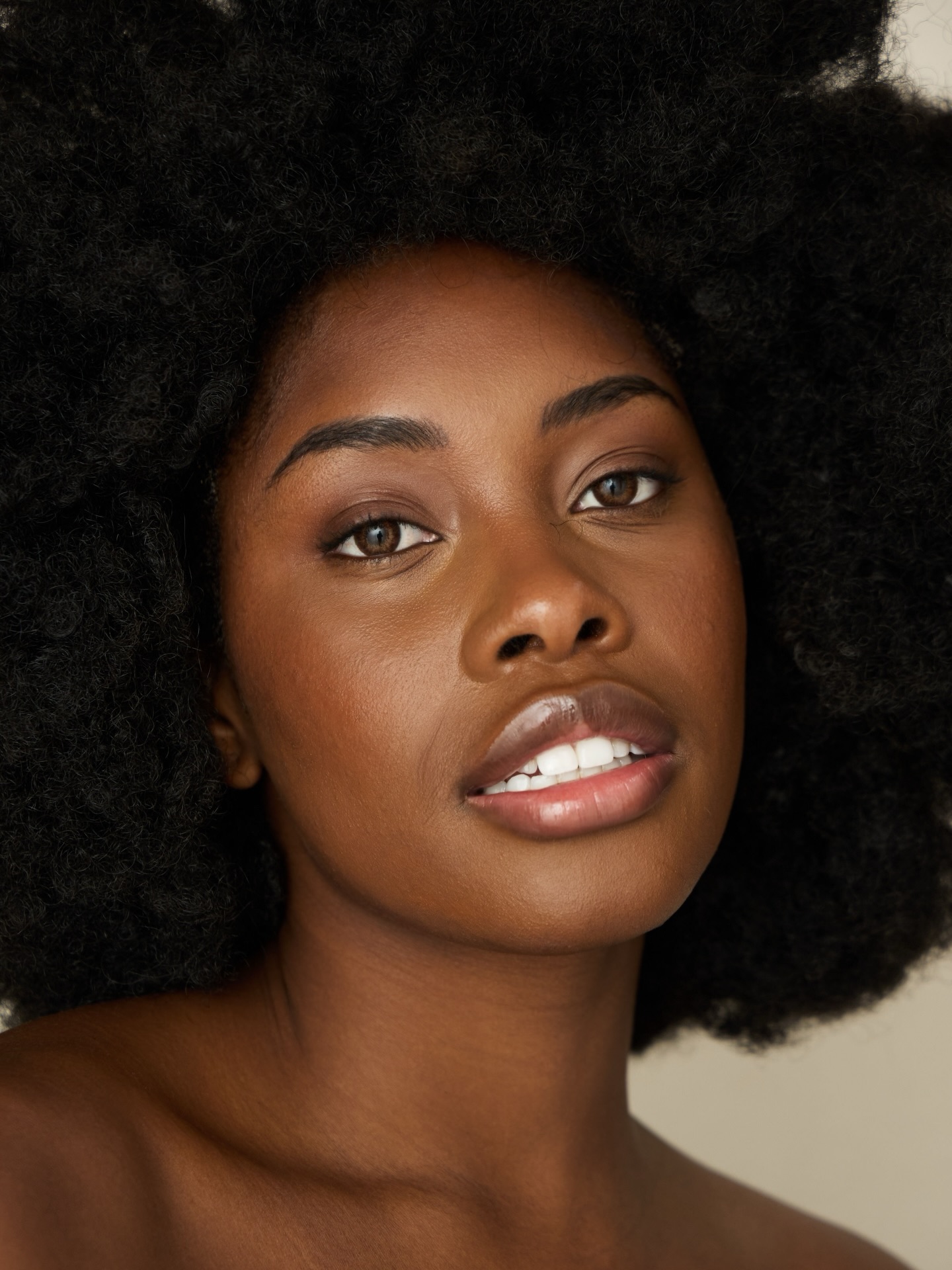 When the skin is ✨s k i n i n g✨
Model: @seforathemodel
📸: @mattleemorgan
💄: @jjlcreations
Details:
Moisturizer @byoma moisturizing rich cream
Primer @nyxcosmetics face glue
Base by @rcmamakeup
Brows by @anastasiabeverlyhills pomade
Mascara @lancomeofficial
Gloss @fentybeauty clear gloss mixed with @thrivecausemetics sheer strength shade rowan
#makeupartist #cleanbeauty #losangeles #nyxcosmetics #byomaskincare