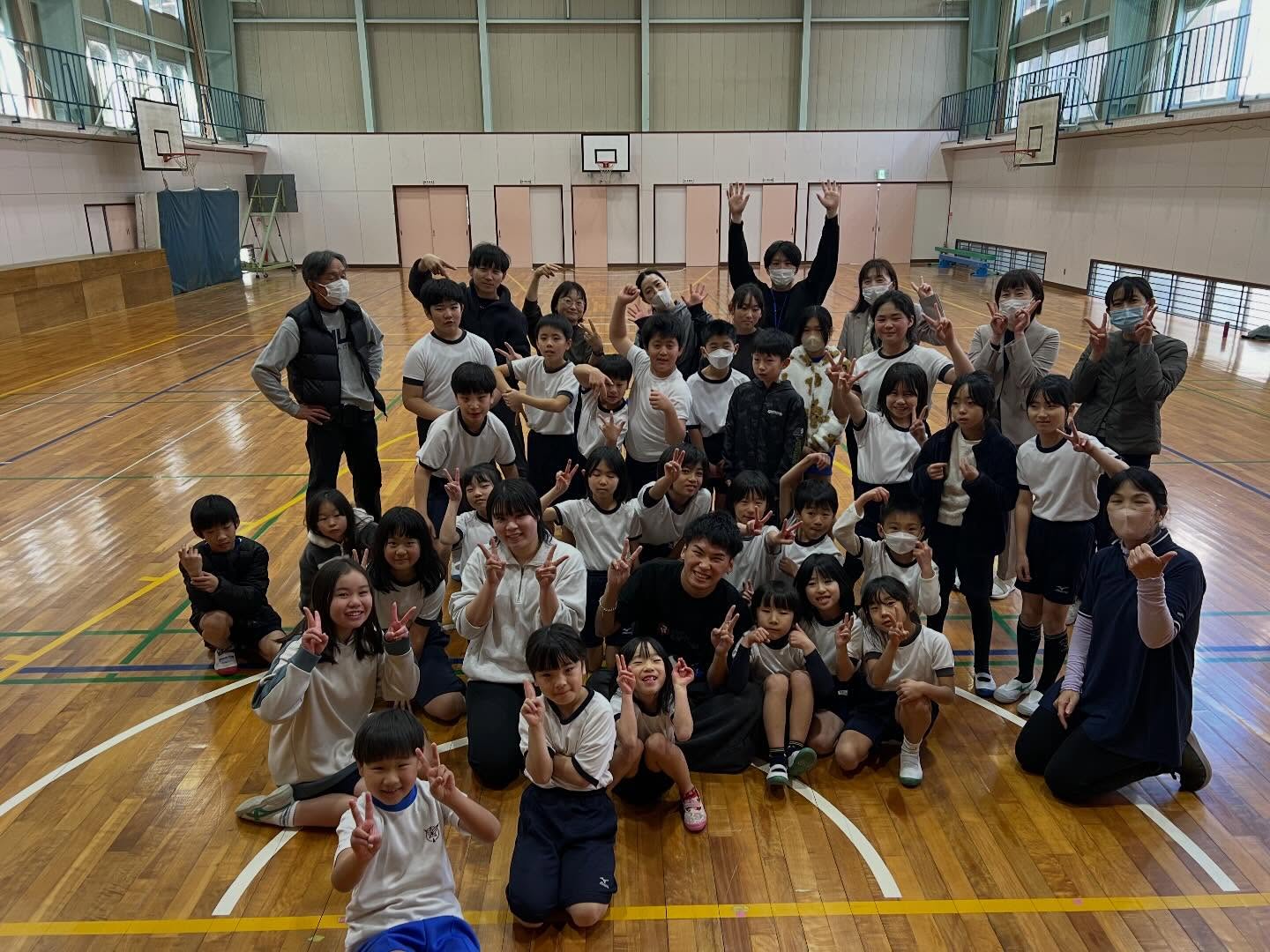 2026.02.18
須崎市立安和小学校にて、ダンスワークショップを開催❣️
CHANGE RAPTURS公認インストラクターの杉本風人と高知県地域スポーツ推進員の八木原さんがサポートで指導しました!
校庭から海が見える安和小学校🌊
みんな元気いっぱいにたくさん踊ってくれました♪
ありがとうございました😊