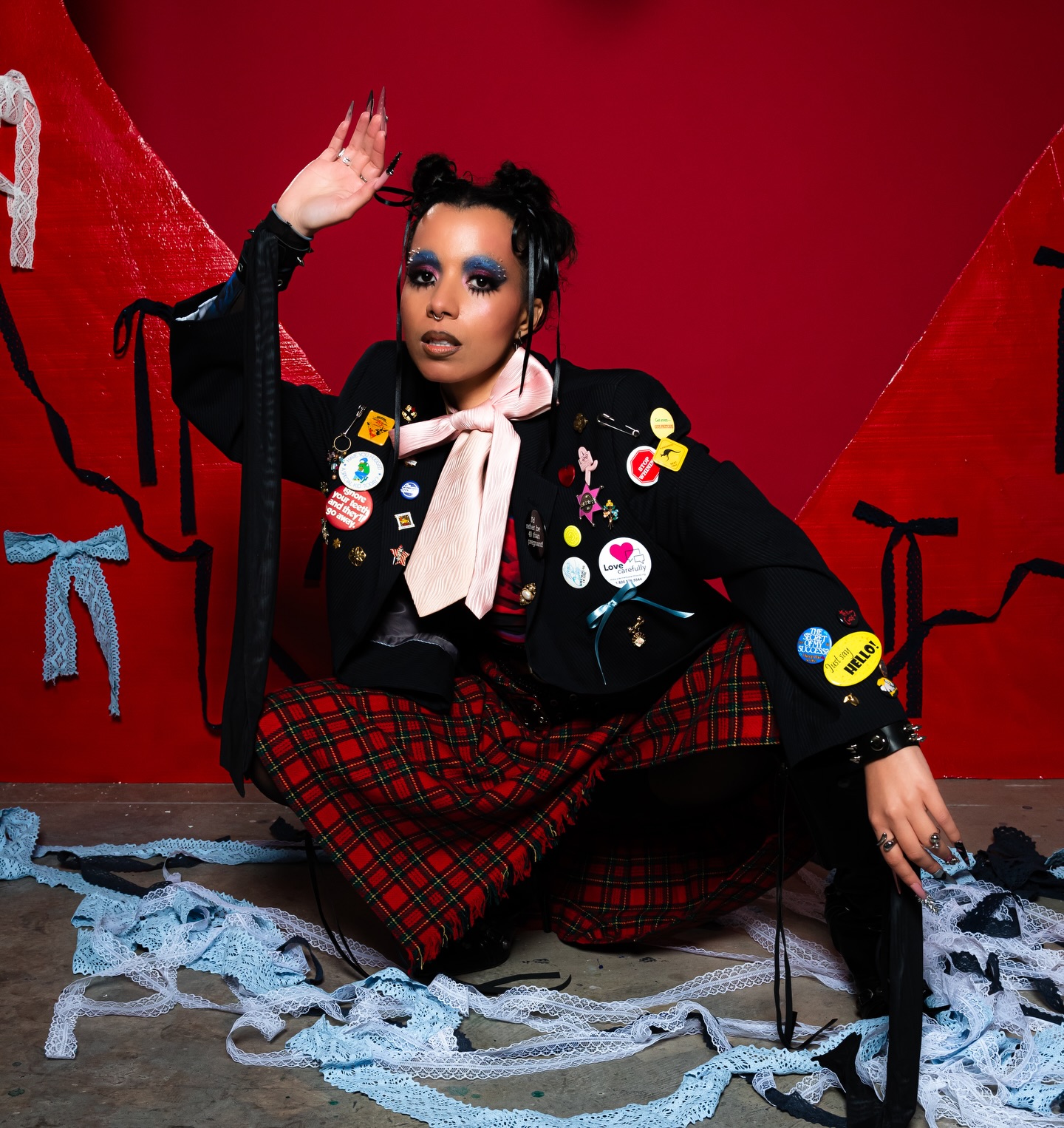 get in losers, we’re celebrating valentine’s regardless of our relationship status 💐💝💌
Photographer: @wavyxangel
Model: @roxylantigua
Stylist: @courtstylist
Hair: @rostramakeup2.0
MUA: @ediebo.mua
Set Design: @courtneydavila @wavyxangel
Video: @heavenlyerramedia
#valentinesphotoshoot #photoshootbts #wardrobestylist #stylist #fashionstylist