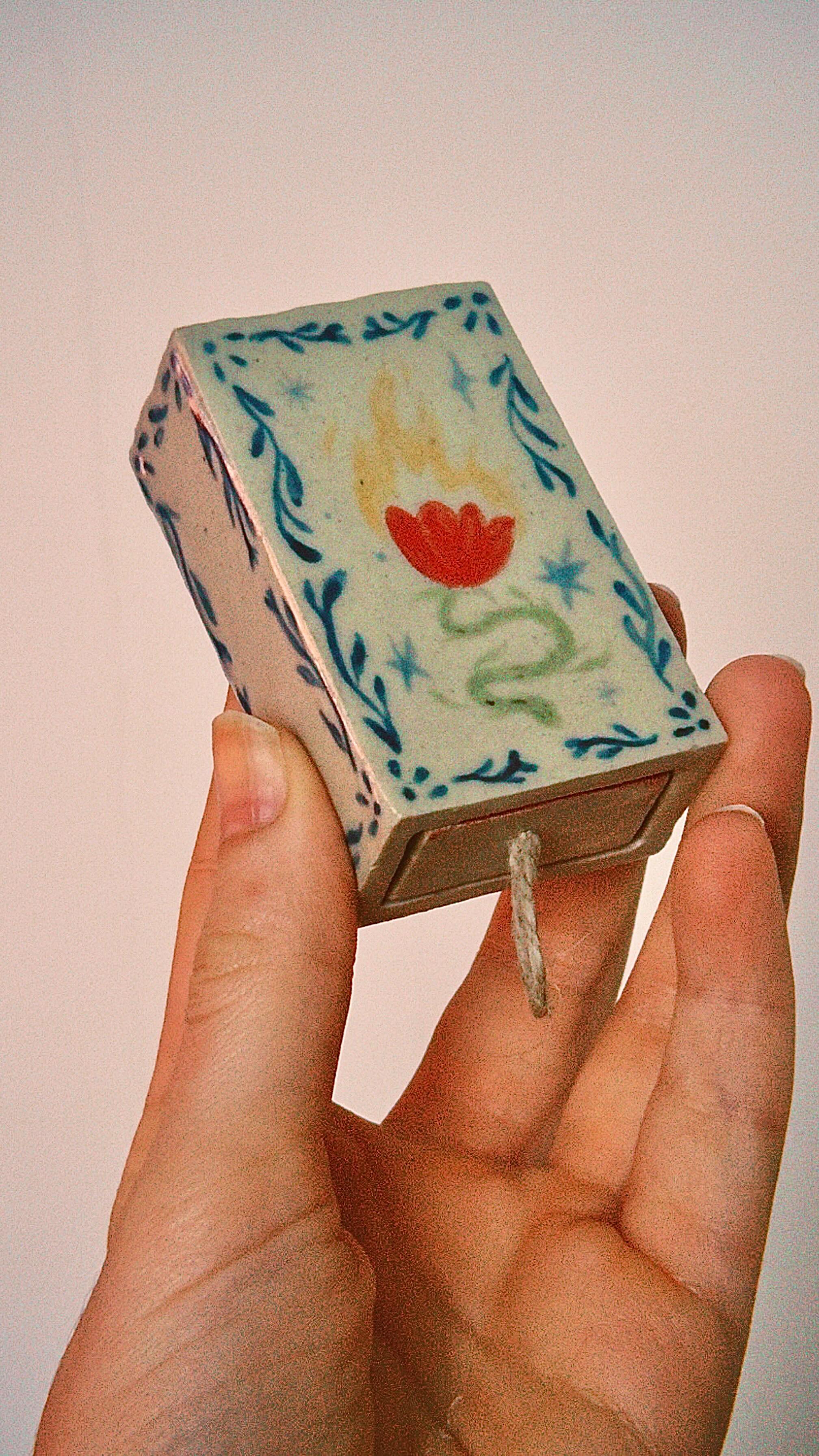 Ea, cuando te inicias en el mundo de la cerámica empiezas a ver opciones por todas partes. Y por eso pensé que era buenísima idea complicarme la vida haciendo esta cajita enana, que me llevó un tiempo ridículamente largo, para que las 2 veces al mes que uso las cerillas, sean momentos romantizados y que me hagan sentir mejor y menos miserable.
:D
Si os apetece hacerlo, os aviso de que es my complicado hacer la cajita sin que se deforme (como a mí), pero que seguro que se os da mejor así que os quedará preciosa :)
#Cerámica #pottery #pintura #diy