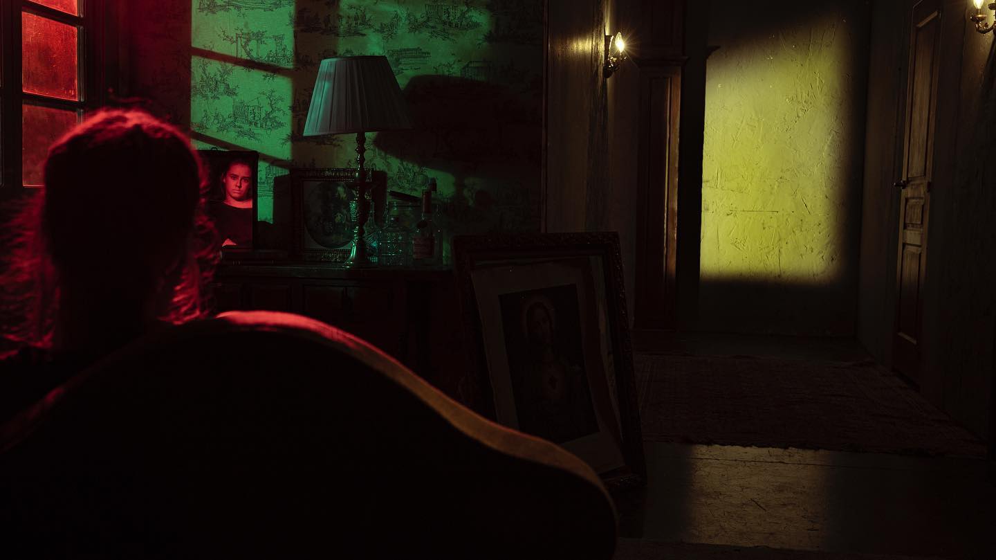 Más clases de iluminación al Master de Contemporánea de @escuelaefti esta vez en color. #clases #teaching #fotografia #mastercontemporaneaefti #daniparri #gafferlife #lovelight #colors #roscogels #lighting