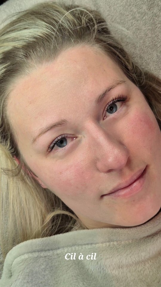 ✨ Le cil à cil… comme si c’étaient les siens ✨️
On me dit souvent :
“Tes cils sont magnifiques.”
Et jamais : “Tu as fait des extensions ?”
C’est exactement le but 🤗
Un mapping personnalisé.
Une isolation précise.
Une extension adaptée à chaque cil naturel pour respecter sa force, sa direction et sa santé.
Aucun effet mascara figé.
Aucune surcharge.
Juste un regard intensifié, élégant et naturellement structuré.
Le cil à cil est idéal si tu veux un effet sophistiqué mais indétectable.
Un résultat qui attire les compliments… sans que l’on devine le secret 🫣
Pour conserver cette finesse toute l’année, des abonnements avec suivi sur mesure sont disponibles 🌷
📍 Annecy / Seynod
Réservation via le lien en bio.
💌 Dis-moi : tu recherches un rendu invisible ou un peu plus intense ?
#cilsannecy #cilacil #cilsnaturelsrespectés #extensionscilsnaturelles