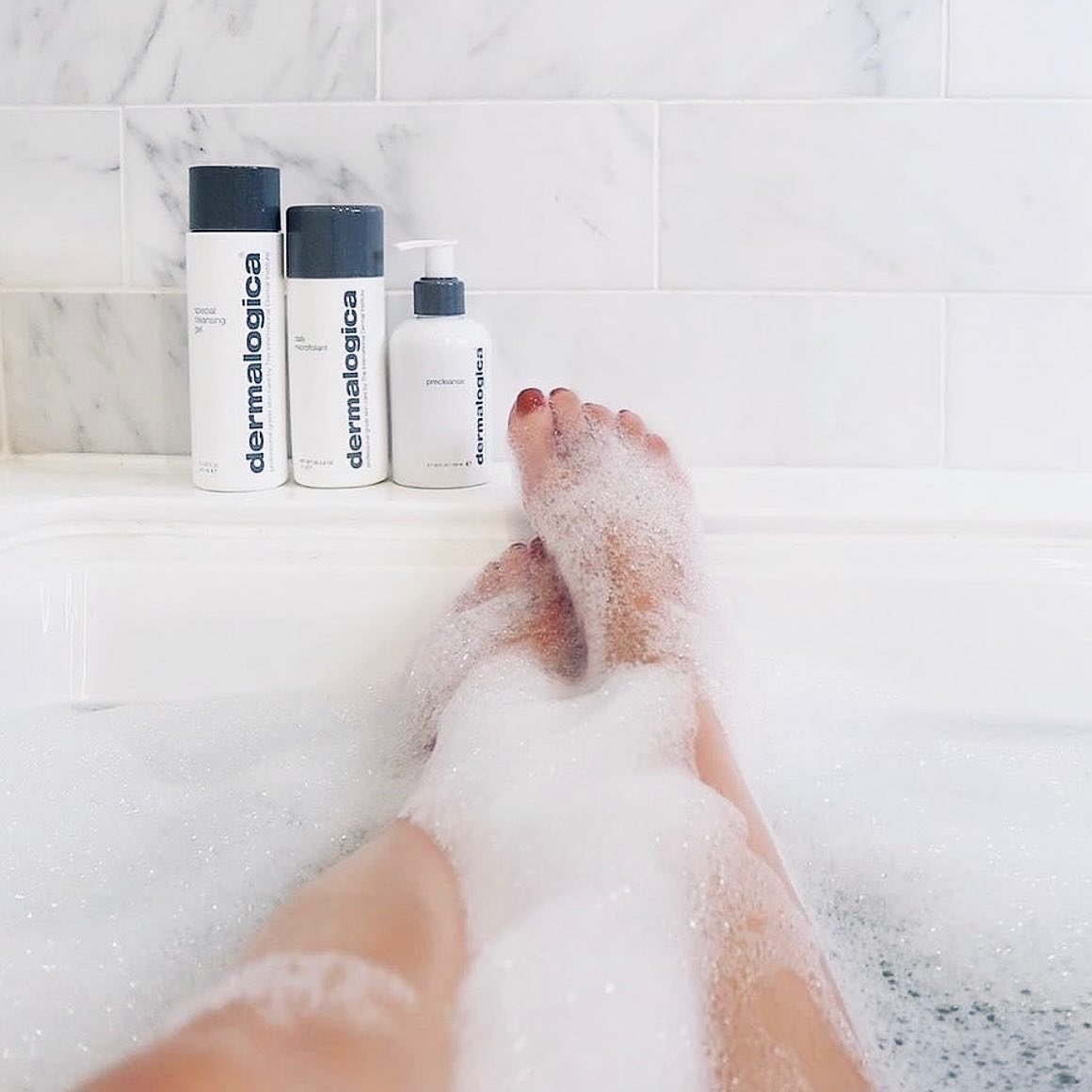 Sunday = Me-time day🧖🏽♀️
Sluit je ogen en denk even aan een heerlijk warm bad of douche, geurende kaarsjes, rustgevend muziekje... zalig toch?
Maak tijdens dit momentje gebruik om naast je dagelijkse skincare routine je huid ook eens te scrubben en een maskertje aan te brengen.
Heb je hulp nodig bij het samenstellen van de juiste producten? Ik help je zoals altijd met veel plezier.
Happy sunday!