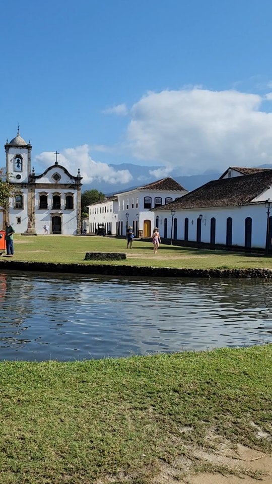 Você já parou para pensar no valor de uma viagem em família?
Afinal, ninguém nos conhece tão bem quanto as pessoas que dividem a vida conosco. As risadas, as brincadeiras e as descobertas... tudo isso vira memória viva, guardada em um lugar onde ninguém mexe, na memória e no coração.
É por isso que, na Entaovah, cada roteiro personalizado é desenhado com um cuidado minucioso. Pensamos em cada detalhe com carinho para que a única preocupação de vocês seja aproveitar o momento.
Já começou a planejar o próximo capítulo da história da sua família? Entaovah!
Fale com a nossa equipe e deixe a gente criar o roteiro perfeito para vocês.
#Roteiropersonalizado #Entaovah #Viagememfamília #Família