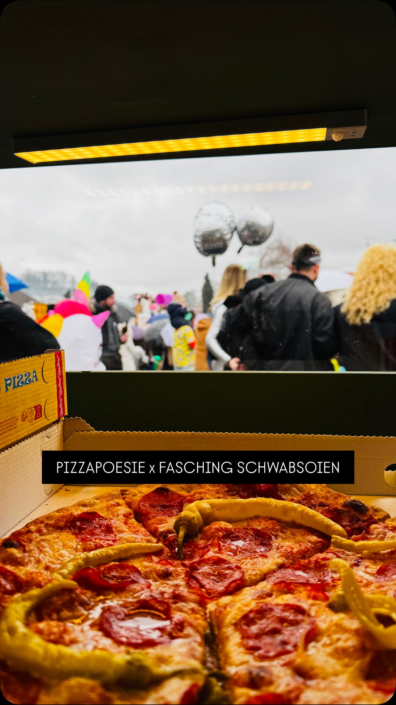 Schwabsoien brennt 🍕🔥
Trotz des miesen Wetters haben sich tausende Partylöwen nicht abbringen lassen! 🎉🍾🎈
#pizzapoesie #fasching #schwabsoien #schongau