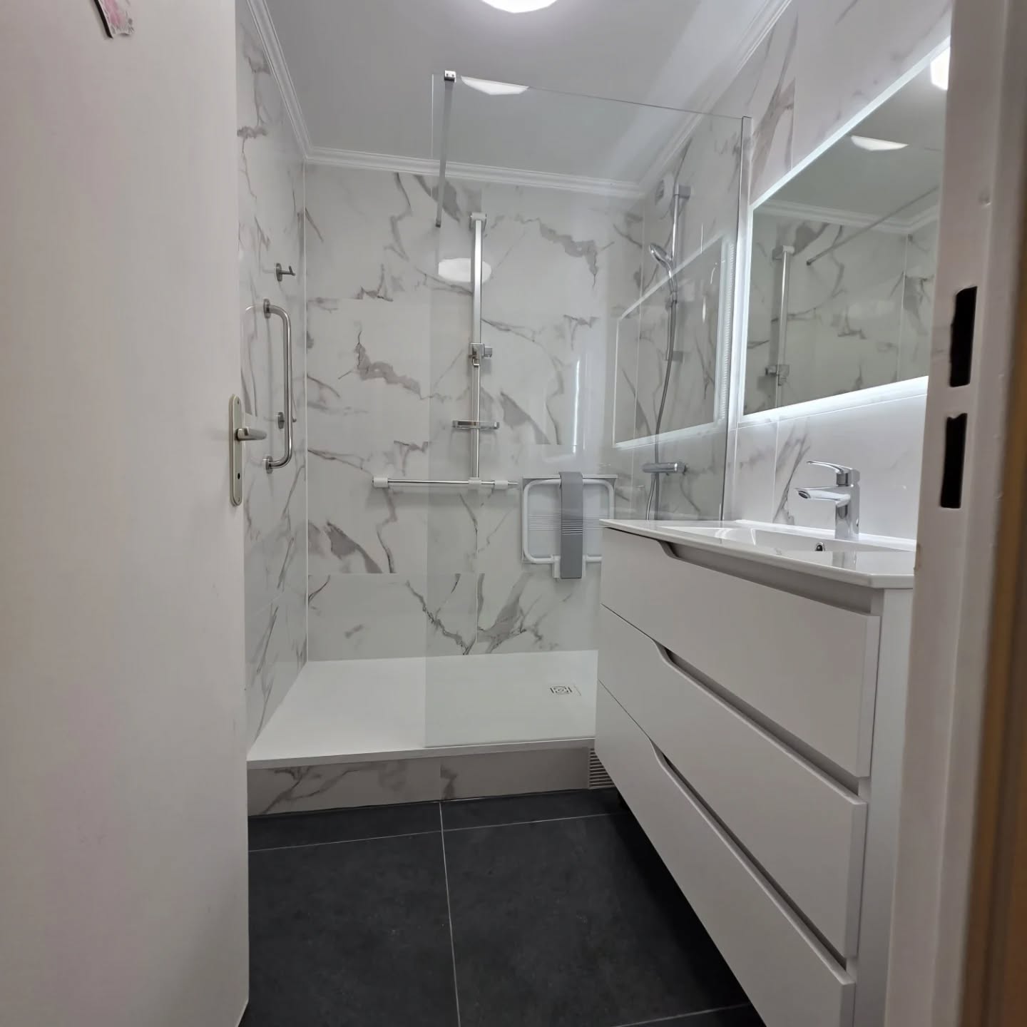 Rénovation complète d’une salle de bain PMR — pensée pour le confort, la sécurité et l’accessibilité au quotidien.
✔️ Douche accessible
✔️ Aménagement ergonomique
✔️ Finitions modernes et faciles d’entretien
Un espace fonctionnel sans compromis sur l’esthétique.
BT RÉNOVATION & MULTISERVICE
📍 Île-de-France
#SalleDeBainPMR #RénovationSalleDeBain #Accessibilité #DouchePMR #RénovationIntérieure BTRenovation