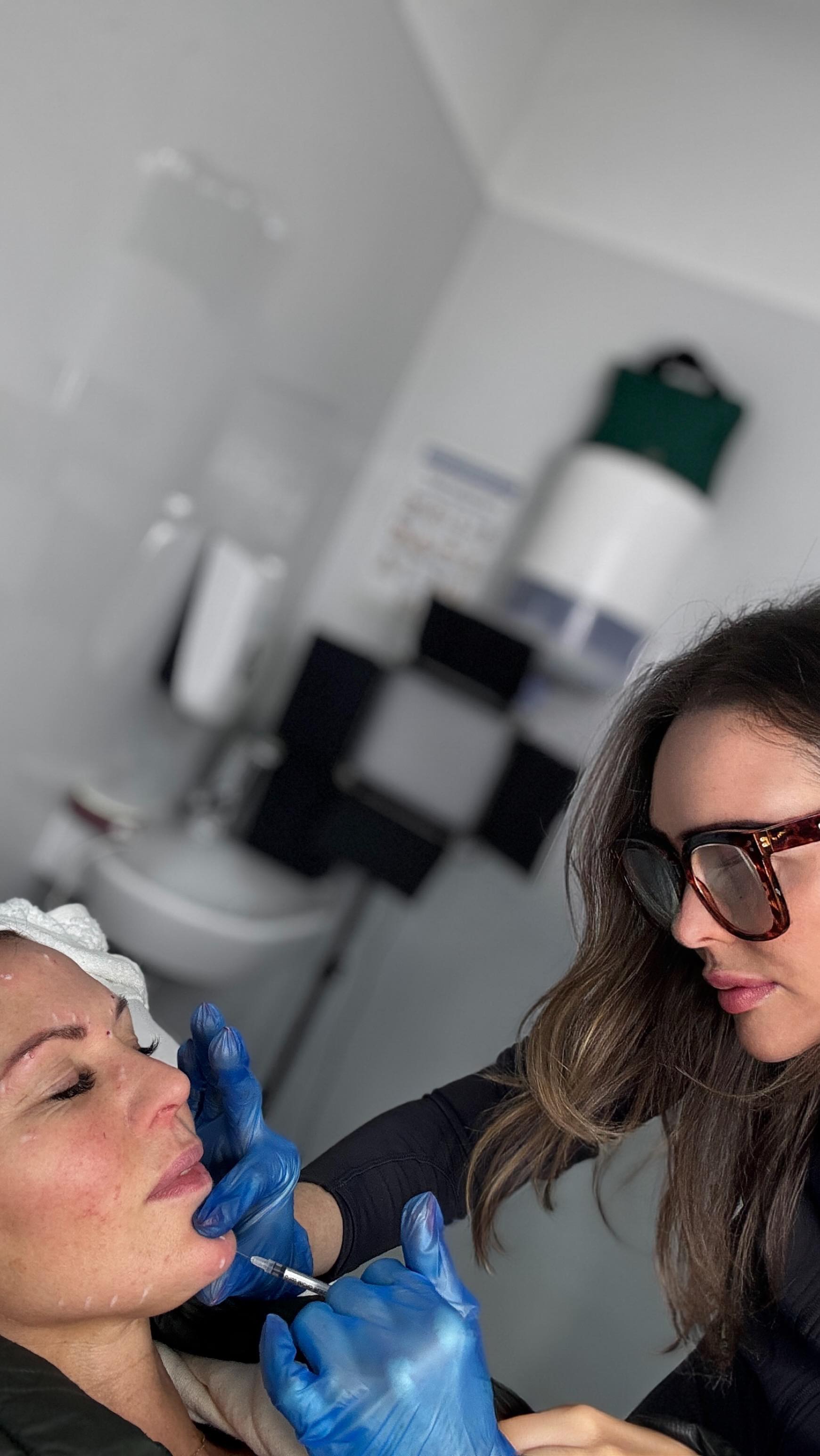 Facial harmony isn’t about volume. It’s about angles. 📐✨
Refining the piriform nasal fold to support mid-face projection.
Enhancing the chin to a 90° projection angle for structural balance.
Softening the marionette region using cannula fanning at 35° for controlled lift and support.
Every placement. Every vector. Every angle. Intentional.
True aesthetic artistry lies in respecting anatomy while restoring proportion.
#FacialBalancing #ChinProjection #PiriformFossa #CannulaTechnique #aestheticsliverpool