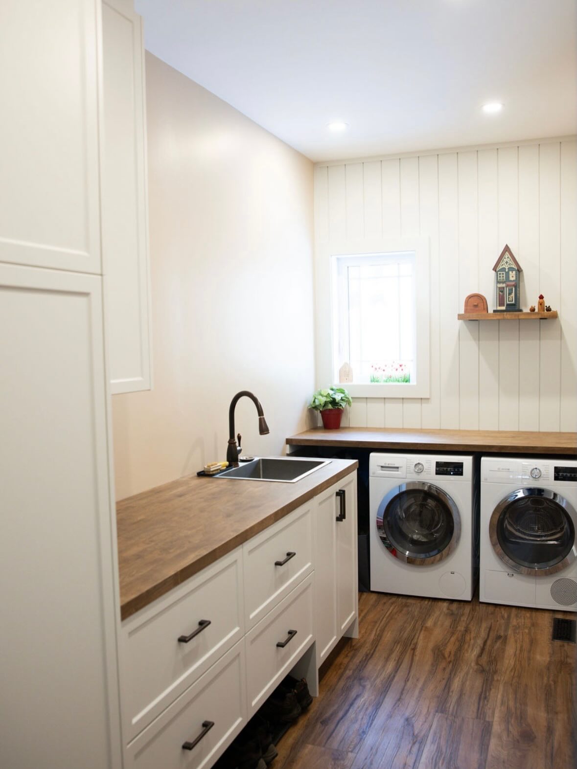 Laundry room upgrade!
Tight and crammed to open and spacious!
.
.
.
Cabinets supplied by : @bouwmanscabinetry
Photography: @a.norrisphoto
Electrical : @bmkelectric
#laundryroom #shiplap #customcabinets #cabinets #quartz