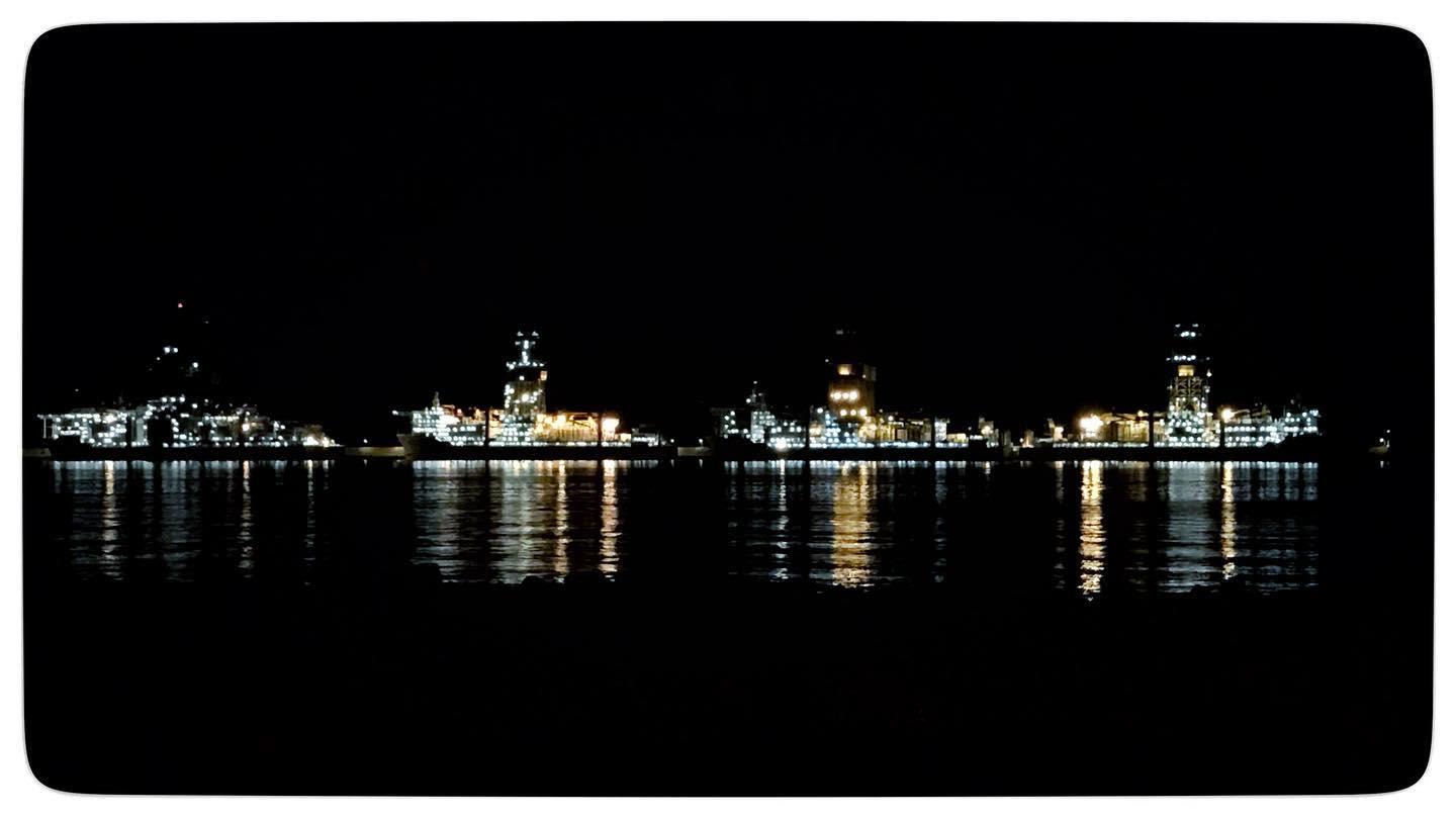 Gigantes de acero en la noche #astican #vessel #barcosmercantes #astilleros #gigantes #oceano #barcos #daniparri #localizacionesmolonas #localizacionescine #laspalmasdegrancanarias #canarias #rodando #gafferlife #noche #reflejos