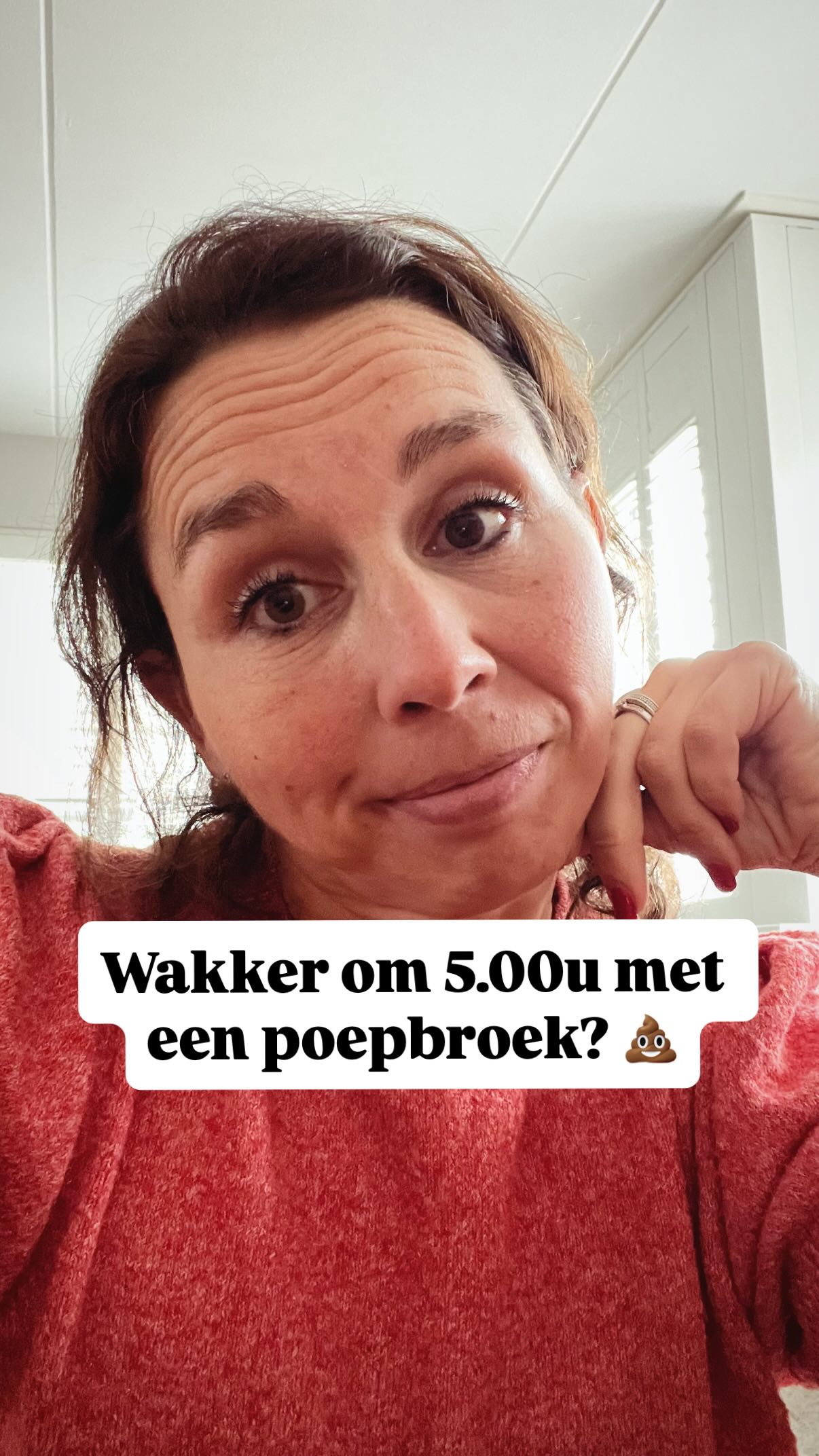 💩Een poepluier in de vroege ochtend?
We zien in de praktijk vaak kindjes die in de vroege ochtend wakker worden met een poepluier💩. Altijd lastig, want van verschonen wordt je kindje vaak erg wakker en dan is daarna terug in slaap vallen lastig. Zeker zo aan het einde van de nacht, waar er nog weinig slaapdrang over is.
✨Hoe komt dit?
Veel ouders denken dat hun kindje wakker wordt door de poepluier. Maar vaak is het andersom, je kindje wordt wakker in de vroege ochtend en gaat dan poepen.
In de vroege ochtend worden de darmen actief en dan is het heel normaal dat jouw kindje snel na het wakker worden een poepluier heeft. Maar dit wil je niet om 05:00 uur maar liever pas vanaf 06:00 uur zodat je daarna de dag kunt starten.
Je wilt dus dat je kindje net iets later wakker gaat worden in die ochtend.
✨Wat kun je hieraan doen?
Als kindjes in de vroege ochtend een poepluier hebben, heeft dit vaak te maken met het voedingsritme overdag.
Waar kun je dan op letten?
🍛Zorg dat de laatste vaste voeding op de dag niet te dicht op de laatste fles of borstvoeding voor bedtijd zit. Het liefst heb je hier minimaal 1,5 uur tussen.
📅 Verdeel de voeding gelijkmatig over de dag. Vaak zien we dat kindjes in verhouding aan het einde van de dag meer eten.
🍼Geen papfles voor het slapen gaan. De darmen moeten dan juist hard aan het werk om dit te verteren.
Moet je toch verschonen in de nacht? Doe dit dan zo stil en zo donker mogelijk.
Daarnaast wil je je kindje ook stimuleren om net iets later wakker te worden in de ochtend. Dat kan door je ritme overdag even goed onder de loep te nemen. Vaak is bedtijd in de avond te vroeg waardoor kindjes ook vroeg wakker worden of is de laatste wakkertijd te kort om voldoende slaapdrang op te bouwen voor de nacht. Of juist te lang. Kortom, spreiding. En daar kan onze wakkertijden hulpgids je heel goed bij helpen.
✨Kom je er zelf niet uit en wil je graag samen een keer naar het slaap- en voedingsritme kijken? In een slaapadviesgesprek of slaapadvies per mail kunnen we heel goed even meedenken!
Liefs,❤️
Patricia