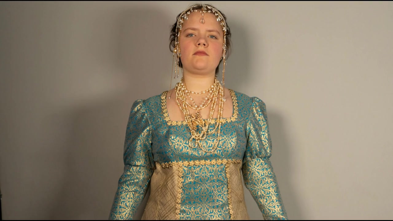 Ta króciutka zajawka jest zapowiedzią wideoklipu do utworu „L’homme armé”, nad którym najpierw pracowaliśmy z Anią i Kamilą przy nagraniach, a który potem trafił w ręce Michała @michal.giedrojc .
„L’homme armé” to XV-wieczna melodia, która w Renesansie stała się jednym z najbardziej rozpoznawalnych tematów muzycznych Europy. Na jej kanwie powstały dziesiątki mszy i kompozycji, a sam motyw „uzbrojonego człowieka” interpretowano jako wezwanie do czujności, duchowej walki i konfrontacji z lękiem.
W naszym opracowaniu ten historyczny temat spotyka się z współczesnym językiem obrazu i dźwięku. Interesuje nas nie tylko brzmienie dawnej melodii, ale także to, jak można dziś opowiedzieć o przemianie, zagrożeniu i odpowiedzialności, nie tracąc związku z epoką, z której ten utwór pochodzi.
Sam klip - już niedługo na naszym kanale YT. Śledźcie nas uważnie! 😉Na fotce autorstwa @haladyn_mieszko widzicie Alę Żurek @ala_zurek
Przedsięwzięcie „Pomór. Pustki w domu moim - laboratorium cyfrowego Renesansu” realizowane jest przez Fundację Materia Prima przy wsparciu Krajowego Planu Odbudowy i Zwiększania Odporności (KPO dla Kultury). Projekt sfinansowano ze środków Unii Europejskiej - NextGenerationEU oraz ze środków Miasta Słupska. Naszym Mecenasem jest również Scania Polska S. A.
#NextGenerationEU #KPOdlakultury
@miastoslupsk_official @slupski_osrodek_kultury @teatrlalkitecza @scaniapolska @nimitpolska @kultura_gov_pl @fundacjamateriaprima