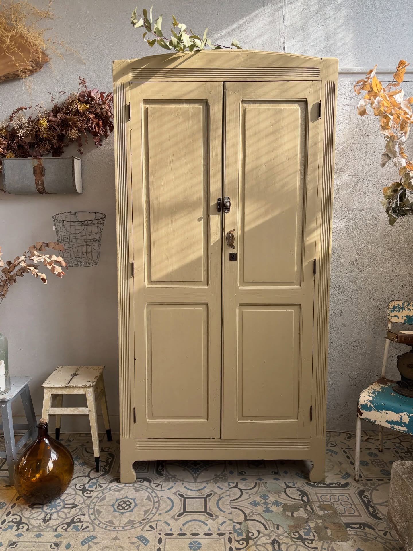 Profiter d’un léger rayon de soleil pour immortaliser cette grande nouveauté en boutique 🤎☀️
Superbe armoire parisienne en sapin
Repeinte en beige sable
Intérieur étagères en sapin avec tiroir coulissant
Fermeture à verrou fonctionnelle, poignée coquille
Dimensions : L 103 x P 43 x Ht 207 cm
Disponible en boutique aux @pucesducanal et sur notre eshop (lien en bio)
🔎 www.woodson-interior.com
Envoi par transporteur partout en France et Corse
Retrait en boutique à Villeurbanne sur rdv
#armoireparisienne #brocante #puces #brocanteenligne #armoireancienne