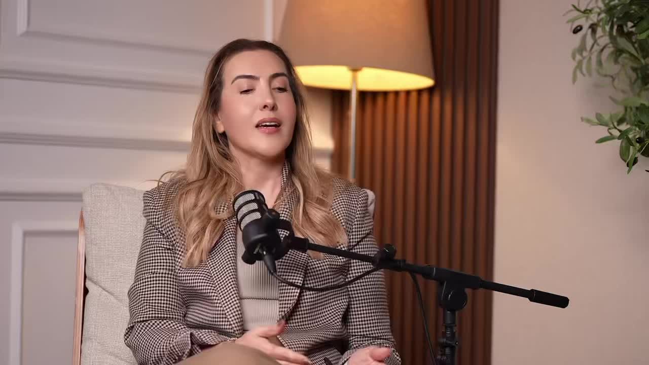 Teaching independence and organisational skills to children early on is highly encouraged.
In this episode, Zinah and Razan discuss one effective strategy for homework, which is to establish a fixed time every day for school work. A consistent daily routine helps children begin their homework on time while minimizing arguments.
🎧Listen now on our YouTube channel. Link in bio.