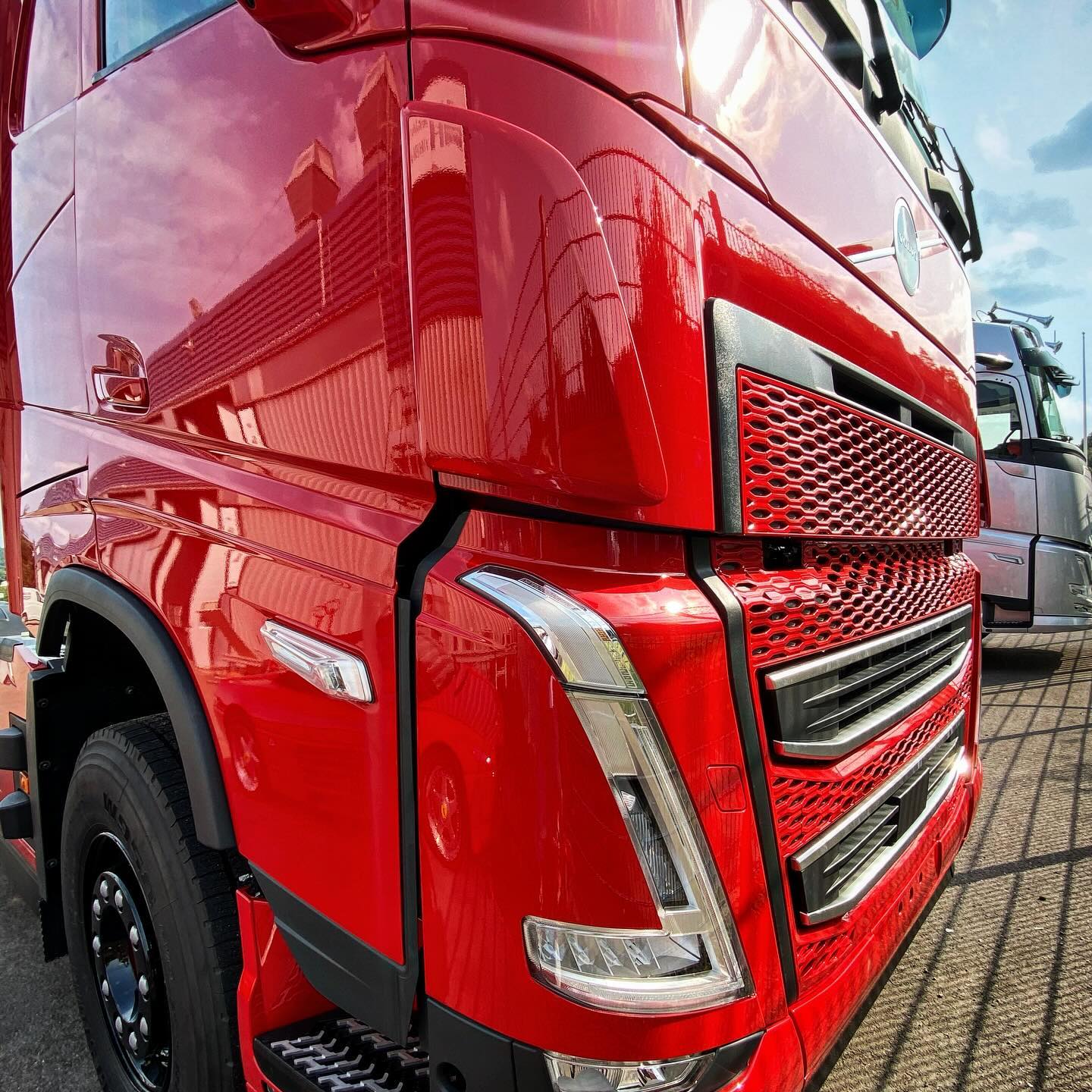 Hej alla och välkomna tillbaka från semestern!
Vi har haft en hektisk sommar här på Hovgårdens, där vi har jobbat hårt och förvandlat många snygga lastbilar till ännu snyggare skapelser! ✨
Nu är det dags att visa upp alla fantastiska resultat - håll ögonen öppna för våra senaste lackeringsprojekt!
#HovgårdensYtskydd #LastbilLackering #Entreprenadaskiner #Industriackering #SpotRepair #PlastReparationer #Lastbil #Fälgreparation