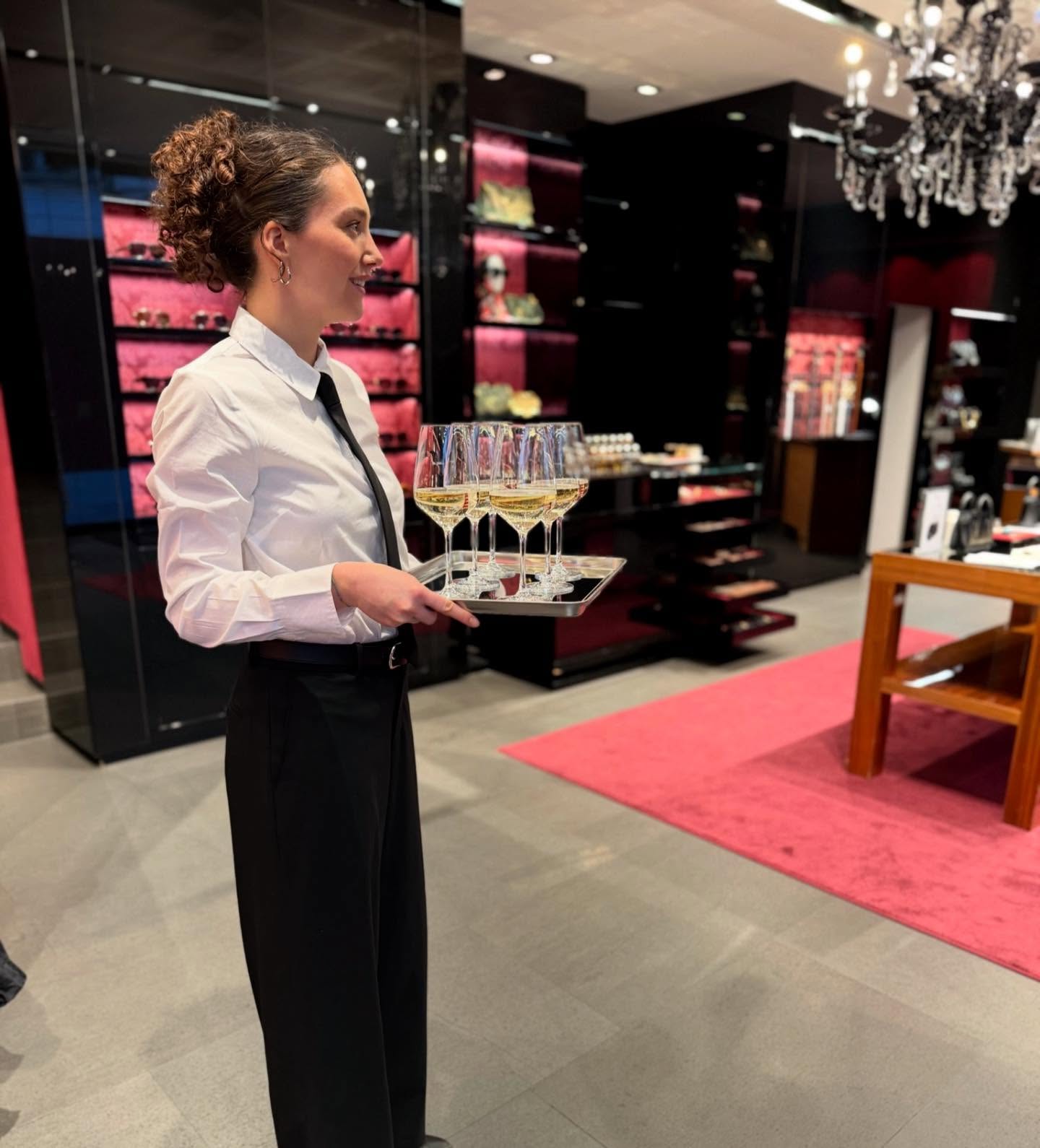 Last week we were part of Dolce & Gabbana‘s „ARTISAN CORNER“ Shopping Experience ✨
With wine, bubbles and alcohol-free signature drinks🥂
#signaturedrinks #catering #vienna #cateringservice #eventcatering