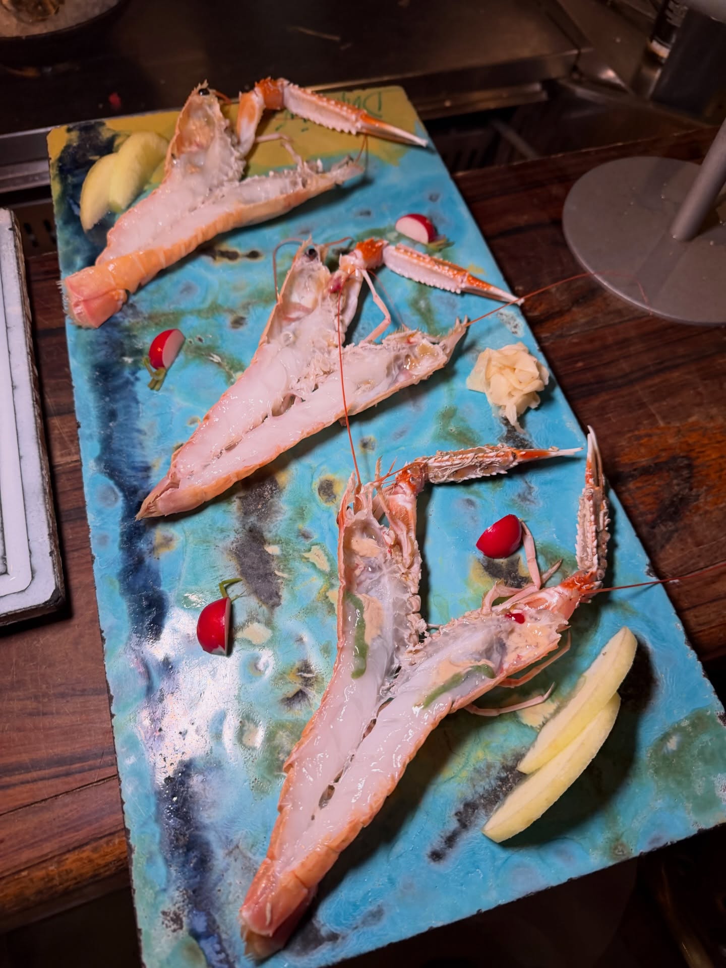 Solo food.
Solo sapore.
Solo quel momento in cui a tavola cala il silenzio… perché stanno tutti godendo.
Il nostro San Valentino è stato questo: mare, passione e piatti che parlavano da soli. 🌊✨
Grazie a chi ha scelto di festeggiare con noi.
Il resto… lo raccontano le foto. 🍽️