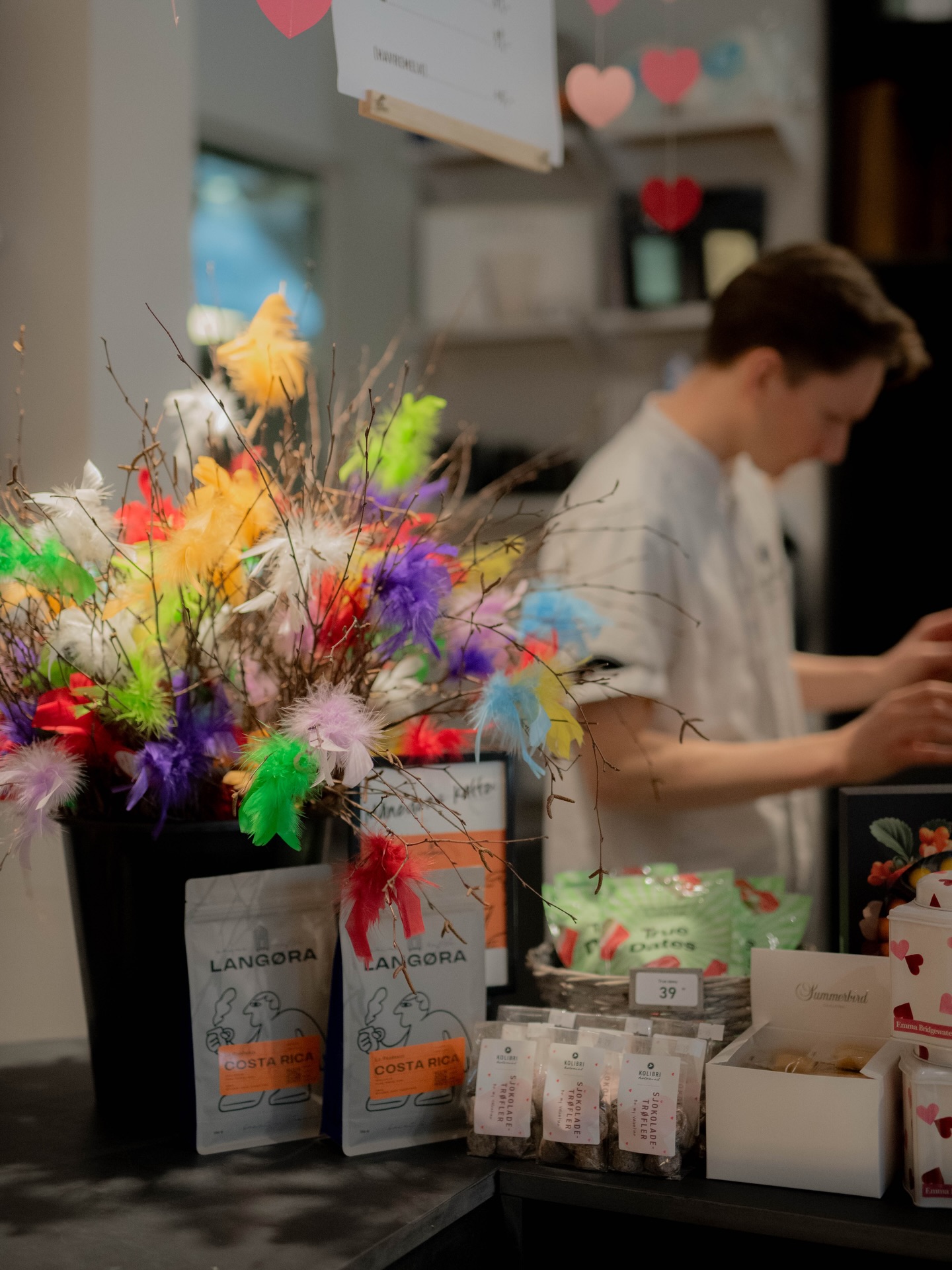 Bli med oss inn til Kolibri Kolonial på Tåsen, et varmt og herlig samlingspunkt i nabolaget. 🏡
Her bugner det av ferske råvarer, det dufter av nydelig kaffe, og den lune stemningen sitter i veggene. Ikke minst blir du møtt av et utrolig hyggelig personale. ☕️✨
Kolibri Kolonial er et sted hvor menneskene er mer enn bare kokker og butikkansatte - de er også historiefortellere, vertskap og en viktig del av nærmiljøet.
Du finner også Kolibri Kolonial på Damplassen!