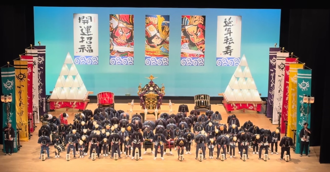 市町村合併により
新しい都城市が誕生して20年。
2月14日、都城市合併20周年記念式典が
盛大に執り行われました。
おかげ祭り振興会は、
本式典の締めを担わせていただき、
〜温故知新〜
をテーマに演舞を披露いたしました。
これまで受け継がれてきた伝統と想いを礎に、
囃子の響き、御輿の熱気を