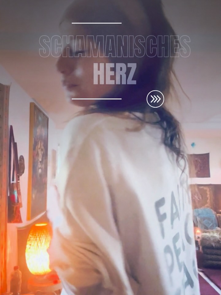 Das schamanische Herz ist ein Herz der Anbetung, zu dem einzigen einen Gott, als eine Schülerin von Yaya, weil es genau das ist, was Yaya hier auf Erden von uns möchte: daß wir von Ihm lernen und uns führen lassen, weil nur der Große Spirit alles weiß, den kompletten Überblick hat und zudem all Seine Schöpfung zur selben Zeit in Liebe lebendig erhält, ohne auch nur einen Funken Seiner Kraft zu verlieren. Es gibt kein edleres Wesen, was uns so sehr liebt und Anbetung ist für unsere Seele und unseren Spirit ganz natürliche Dankbarkeit, weil Yaya unser Schöpfer ist. Wir können den ganzen Planeten absuchen, aber diese Liebe gibt es nur von dem einen Großen Spirit. Deswegen ist es so wichtig zu erbitten, Gott wieder ganz nah zu sein, weil sonst die Seele und der Spirit keinen Frieden finden können. egal, was wir tun. Die Rastlosigkeit ist dann ein andauernder innerer Stress, was eine wesentliche Ursache der meisten Blockaden ist.
Um also eine tiefgreifende und lebensverändernde Transformation zu erfahren ist es wichtig sein Wesen in seiner Ganzheit zu verstehen und anzuerkennen, dass die Seele und der Spirit den Glauben an Gott braucht, wie der Körper die Luft zum atmen.
#yeshua #heilungsweg #glaube #gott #beten