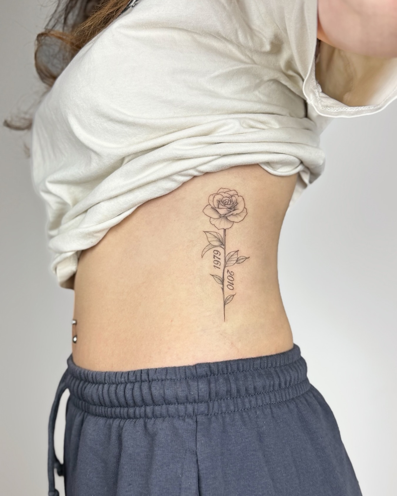 Fineline Rose mit Schriftzug – dezent, feminin und zeitlos. 🌺🌷
Gestochen von @ink.by.leonie