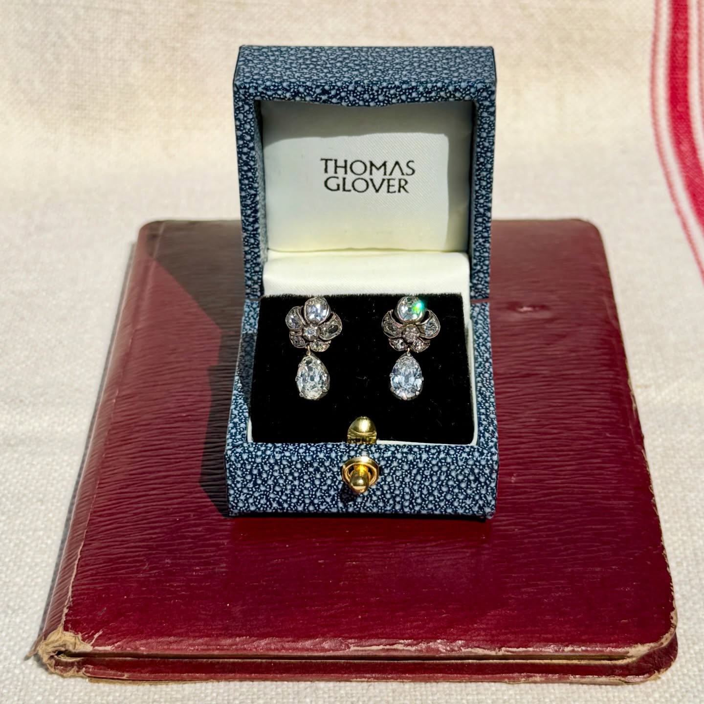 Back to work this week after the most fabulous time in India. The shop is open Wednesday-Saturday and our website 24/7
These fabulous mid Victorian silver and gold cut down set earrings are one of my favourites with a total diamond weight of approximately 3 carats they have the most beautiful diamond pansy motif to the top suspending a pear shaped diamond drop.
DM us for more details #backtowork #antiquejewellery #antiquediamond #antiqueearrings #antiquejewelryaddiction