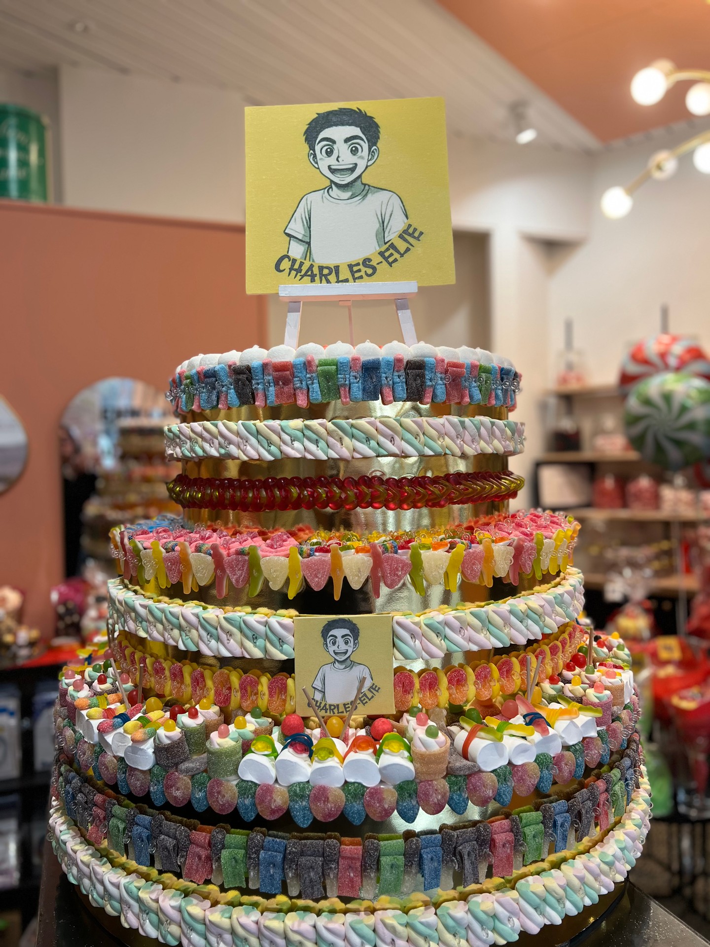 🍣 SUSHI au dessert ? Non, en GÂTEAU DE BONBONS XXL ! 🎂✨
Quand Charles Elie nous a demandé un gâteau sur le thème SUSHI pour sa bar mitzvah, on a dit : "Challenge accepted !" 🙌
Le résultat ? Une pièce montée SPECTACULAIRE :
📏 75 cm de diamètre
📏 70 cm de hauteur
🍬 100% bonbons
💜 Personnalisée dans les moindres détails
Parce que chez Pastel Candy, AUCUN thème n'est trop fou ! 🎨
Du sushi aux licornes, des super-héros aux thèmes les plus originaux... On transforme TOUS vos rêves en réalité sucrée 🌈
Chaque événement mérite un gâteau aussi unique que vous ! 💫
𝗩𝗼𝘁𝗿𝗲 𝗽𝗿𝗼𝗰𝗵𝗮𝗶𝗻 𝗲́𝘃𝗲́𝗻𝗲𝗺𝗲𝗻𝘁 𝗮𝗽𝗽𝗿𝗼𝗰𝗵𝗲 ?
📩 DM pour un devis personnalisé
💬 Commentez le thème le plus fou que vous aimeriez voir en gâteau de bonbons !
🏷️ Taguez quelqu'un qui adorerait ce concept
Avec 13 ans d'expertise, on crée des souvenirs inoubliables... une gourmandise à la fois ! 🩷
#gateaudebonbons #candycake #gateaupersonnalise #gateauxxl #gateausushi #batmitzvah #evenementparis #feteoriginale #ideecadeau #paris #iledefrance #gateauparis #creationparis #bonbons #cakedesign #pastelcandy