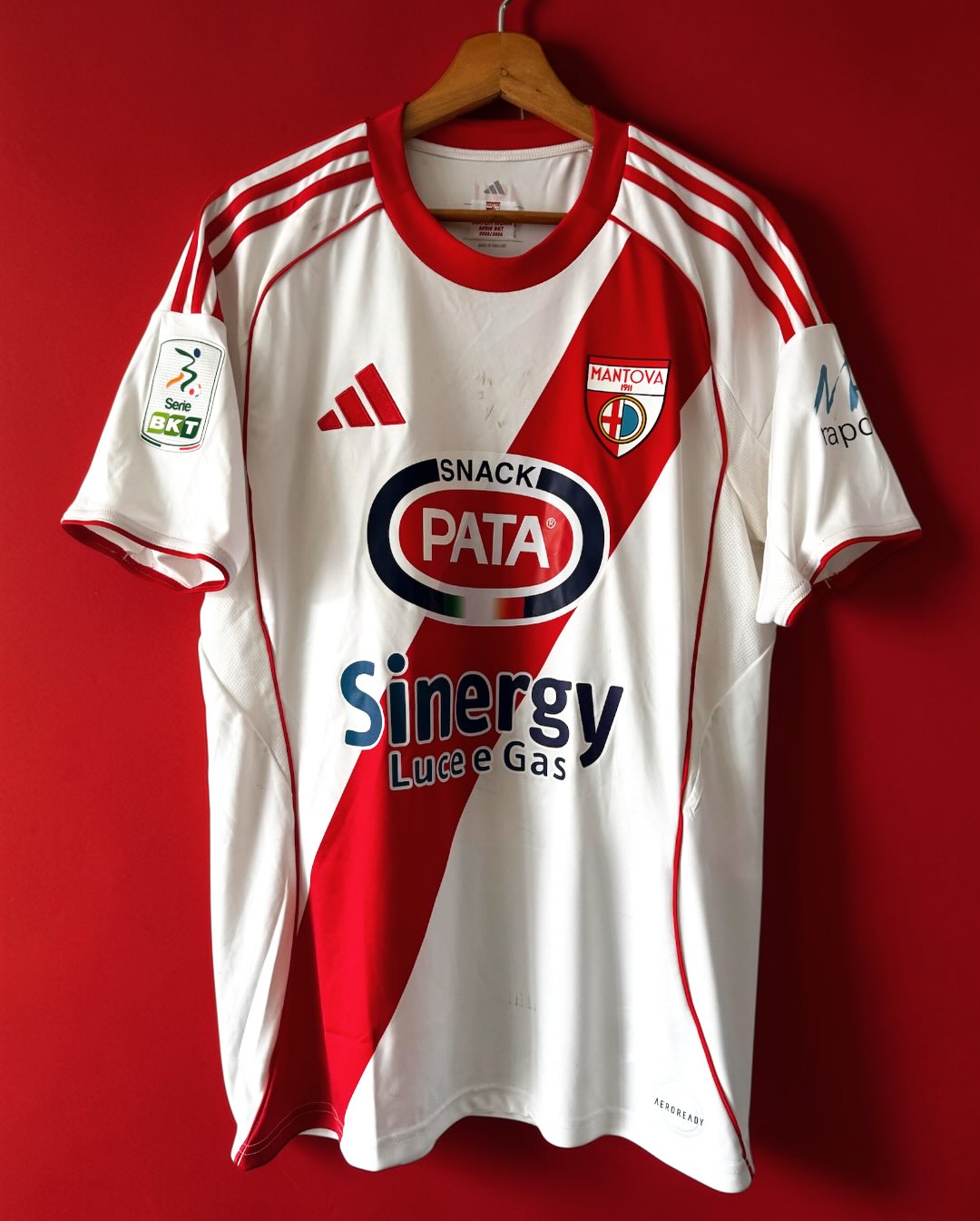 Some shirts are clean.
Some shirts are iconic.
And some shirts have lived. 🔴⚪
7 February 2026. Mantova 1911 vs SSC Bari.
Worn by Rachid Kouda. 🇮🇹
Another unique addition to the collection.
#MatchWorn #Mantova1911 #SerieB #FootballCollection #shirtcollector