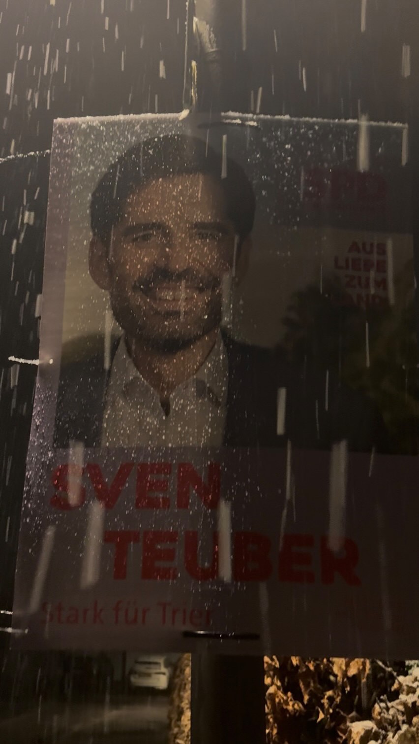 Heute noch Schnee, morgen regnet es Konfetti.
Wir sehen uns auf dem Zug. Trier, Helau. Trier, Maju. Trier, Halaudi! Ich freue mich auf Dich, viele lachende Gesichter, Gespräche und Tanzen wie Singen. Morgen malen wir das Stadtbild richtig bunt. Oder magst du etwa Karneval schwarz, braun oder grau? Siehste! Bunt macht’s lebendig und schön.
#trier #karneval #rosenmontag #stadtbild #sventeuber