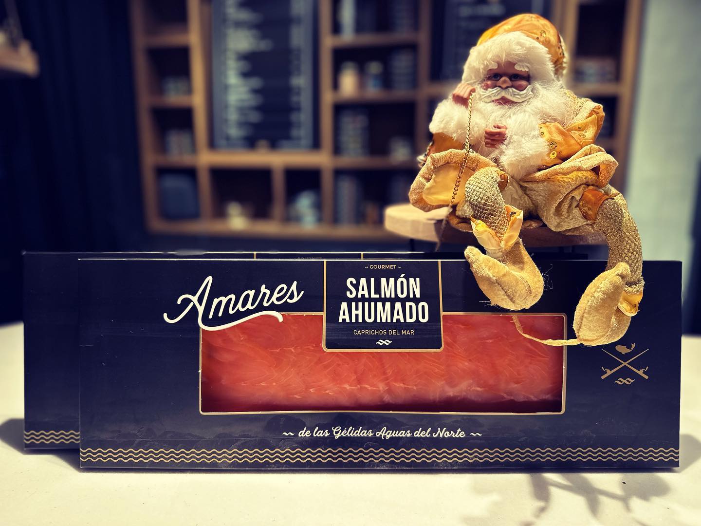 Pour une entrée élégante et festive.Nous vous proposons le meilleur saumon fumé grand format pour vos fêtes ! Quantité limitée…