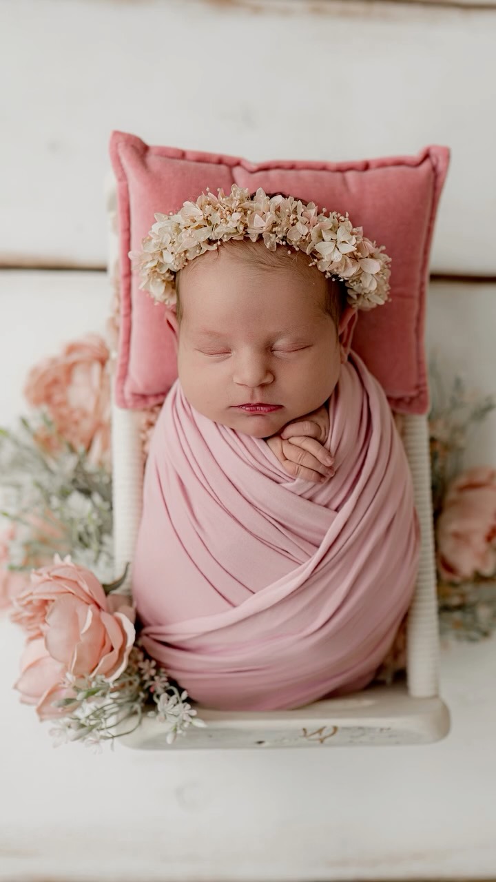 Okay, ich weiß… das klingt dramatisch. Aber ich meine es ernst.
Wenn du gerade schwanger bist und diese Bilder siehst, werden die Tränen fließen. Nicht weil sie traurig sind sondern weil sie dir SO verdammt bewusst machen, wie schnell diese Zeit vorbeigeht.
Dieses winzige Bündel, das gerade noch in deinem Bauch war…
Diese kleinen Finger, die sich um deinen festklammern…
Dieser Neugeborenen-Duft, der dich in den Wahnsinn treibt…
Diese erste Zeit, in der die Welt stillsteht und nur ihr beide existiert…
Sie ist so unfassbar kurz.
Und ich weiß mitten in den schlaflosen Nächten, den wunden Brustwarzen, den Zweifeln und der Erschöpfung denkst du vielleicht: “Ich will das einfach nur überstehen.”
Aber glaub mir: In ein paar Monaten wirst du auf dein Handy schauen, diese unscharfen Schnappschüsse sehen und dir wünschen, du hättest mehr. Mehr von diesem Gesicht. Mehr von diesen Details. Mehr von diesem Moment, der sich niemals wiederholt.
Dein Baby wird nur einmal so winzig sein.
Nur einmal so klein.
Nur einmal so neu.
Und deshalb fotografiere ich diese Momente. Mit all der Zerbrechlichkeit, der Intimität und der bedingungslosen Liebe, die diese erste Zeit ausmacht.
Wenn dein Babybauch schon kugelrund ist: Schreib mir. Lass uns diesen Moment festhalten, bevor er für immer vorbei ist.