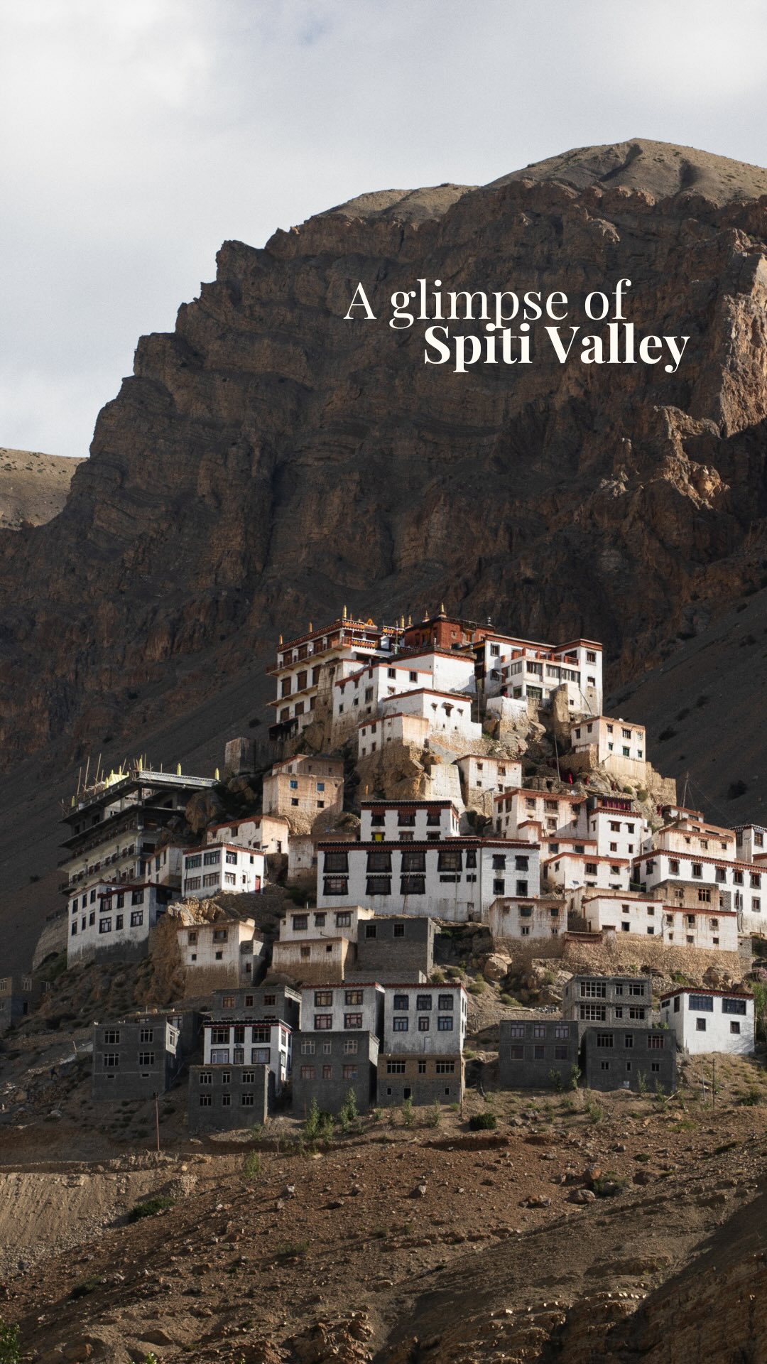 Spiti, la vallée des nuages ☁️
Mais aussi… les montagnes majestueuses, les moutons bleus, les villages perchés et les drapeaux de prière colorés.
Les temples millénaires, la sagesse bouddhiste, les pujas du matin, les stupas qui jallonent le paysage.
L’accueil chaleureux, les costumes colorés, les sourires accueillants et les portes toujours ouvertes.
Le thé infusé à la cardamone, le jus d’argousier et les momos fait maison.
1 minute pour vous introduire cette incroyable vallée avant de plonger dans son histoire, son peuple et ses traditions.
#karai #karaiexpedition #incredibleindia #spitivalley #buddhism #travelphotography #shortdocumentary