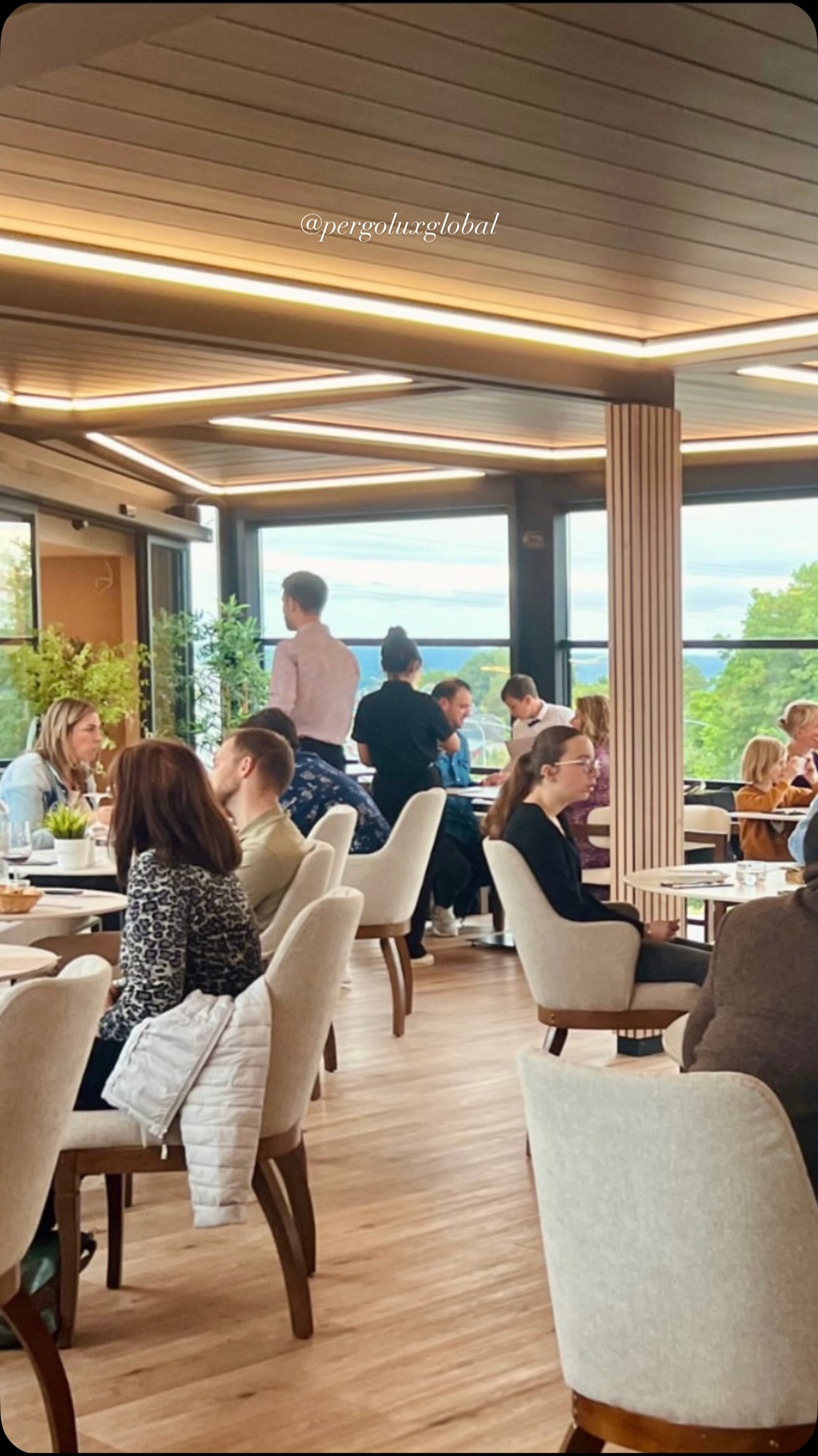 ☀️ Soleil → terrasse pleine.
☔ Pluie → terrasse vide.
Sauf quand elle est couverte 😉
Pergola HORECA – Pergoluxglobal. #horeca
#restaurateur
#terrasserestaurant
#terrassehoreca
#restaurantbelgique
#horecabelgique #pergoluxglobal