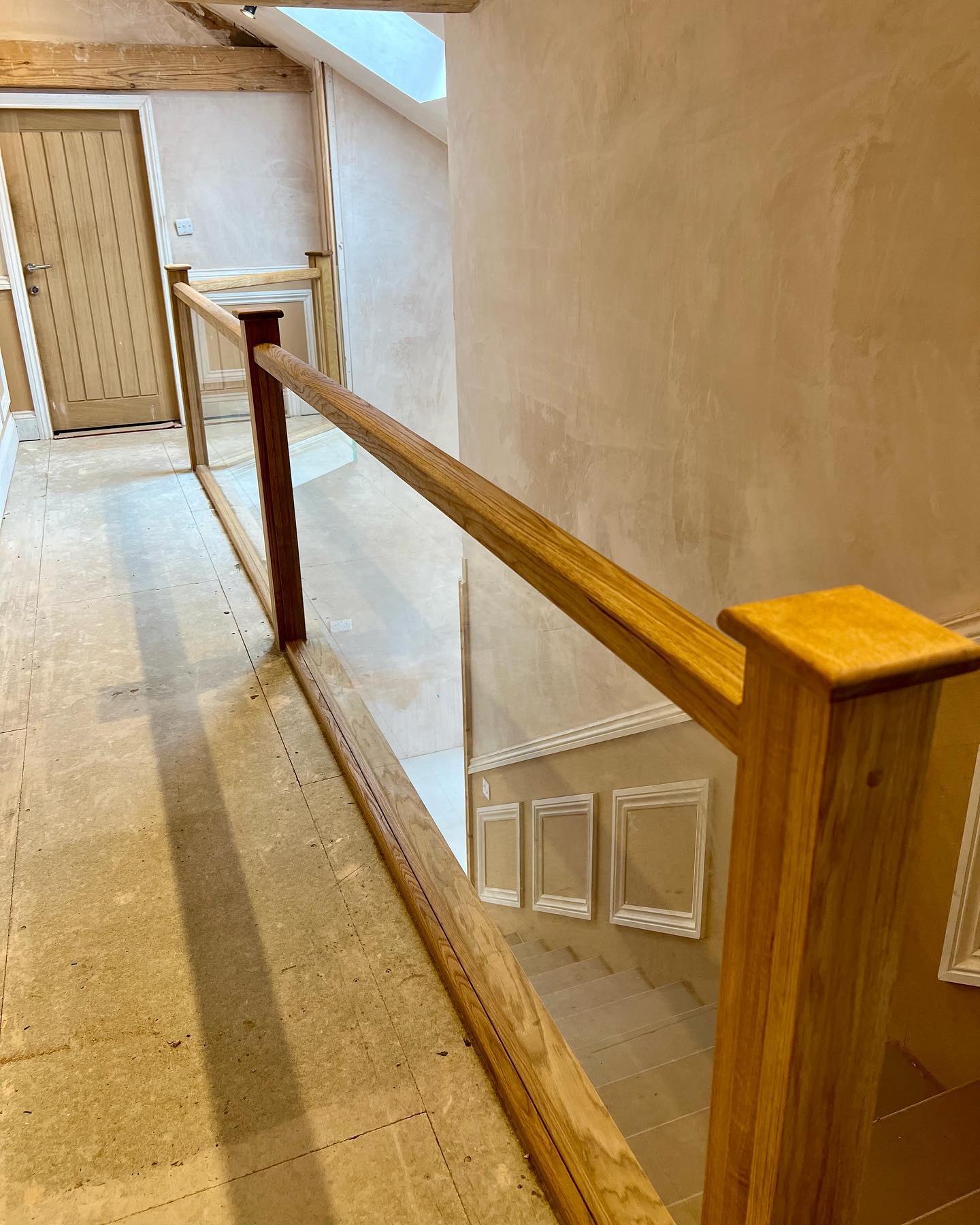 Transforming spaces with this bespoke banister and newel posts, featuring ultra-clear glass for a sleek, modern touch. Made to measure and expertly installed for ultimate elegance.
#interiordesign #homedecor #LuxuryLiving #BespokeDesign #MadeToMeasure #InteriorElegance #HomeUpgrade #oak