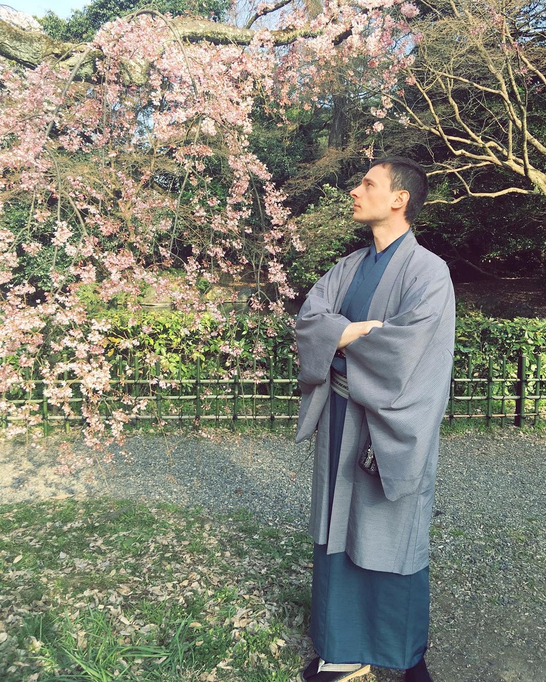 Promenade paisible sous les cerisiers en fleurs, dans l’enceinte du Palais impérial de Kyoto. Un lieu chargé d’histoire et de calme, au cœur de la ville.
A peaceful stroll beneath the cherry blossoms in the grounds of the Kyoto Imperial Palace. A place full of history and serenity, right in the heart of the city.
#京都御所 #kyotoimperialpalace #kyoto #京都 #japan #日本 #花見 #sakura #cherryblossom #tradition #kimono #春の京都 #worldcitizen #フランス人 #french #外国人モデル