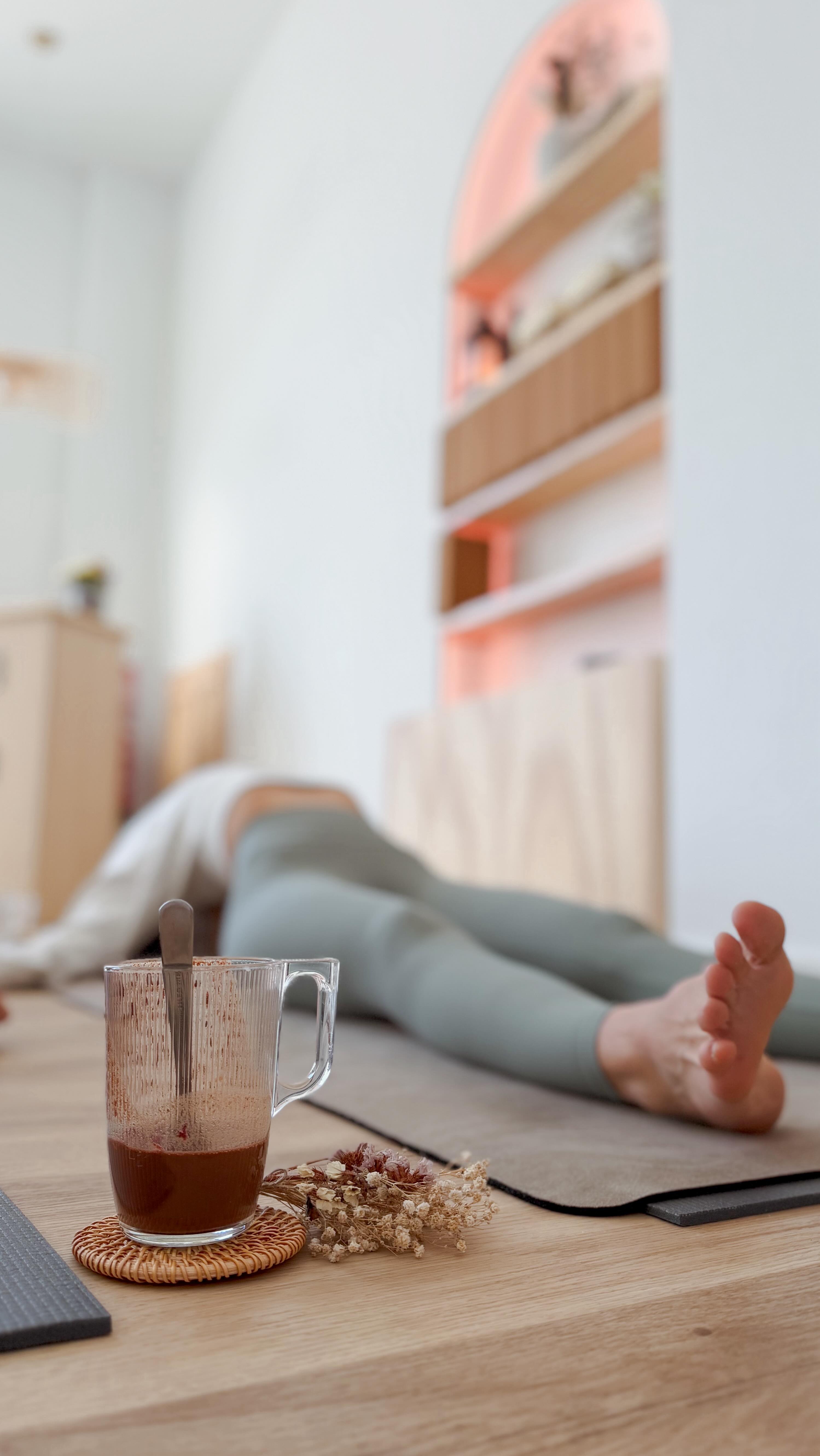 𝐂𝐎𝐍𝐅Í𝐀 vol. III fue esto 🤎
𝘊𝘢𝘤𝘢𝘰 𝘤𝘢𝘭𝘦𝘯𝘵𝘪𝘵𝘰.
𝘙𝘦𝘴𝘱𝘪𝘳𝘢𝘳 𝘫𝘶𝘯𝘵𝘢𝘴.
𝘔𝘰𝘷𝘦𝘳 𝘦𝘭 𝘤𝘶𝘦𝘳𝘱𝘰 𝘤𝘰𝘯 𝘶𝘯𝘢 𝘪𝘯𝘵𝘦𝘯𝘤𝘪ó𝘯 𝘤𝘭𝘢𝘳𝘢.
Un Yin Yang para abrir el pecho y volver al centro. Abdominales que nos recuerdan que la fuerza también se cultiva desde dentro.
Y terminar pintando 𝗻𝘂𝗲𝘀𝘁𝗿𝗮 𝗽𝗿𝗼𝗽𝗶𝗮 𝗯𝗿𝘂𝗷𝘂𝗹𝗮… para recordar que la dirección no está fuera de ti.
como siempre... GRACIAS por hacerlo especial y por elegirnos una vez más🫶 ¿𝑯𝒂𝒄𝒆𝒎𝒐𝒔 𝒗𝒐𝒍.𝑰𝑽?