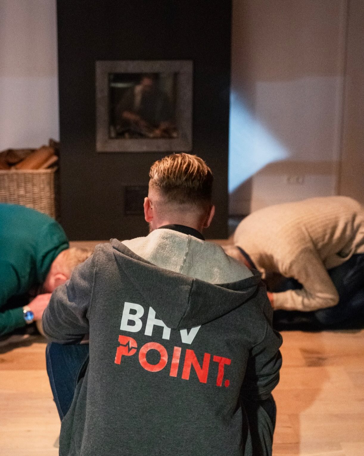 Wanneer de cursisten zo diep buigen voor veiligheid...
zonder dolheid, ze zijn druk aan het reanimeren! Bij BHVpoint maken we BHV-trainingen niet saai,
maar met praktijk, lol en skills die levens redden. Oefenen op dummies, zodat jullie in het echt
helden zijn.
Wil je ook zo’n training (en misschien een coole hoodie)? DM ons voor meer info! 💪 🔥
#BHV #Reanimatie #VeiligheidEerst #BHVpoint #Bedrijfsveiligheid