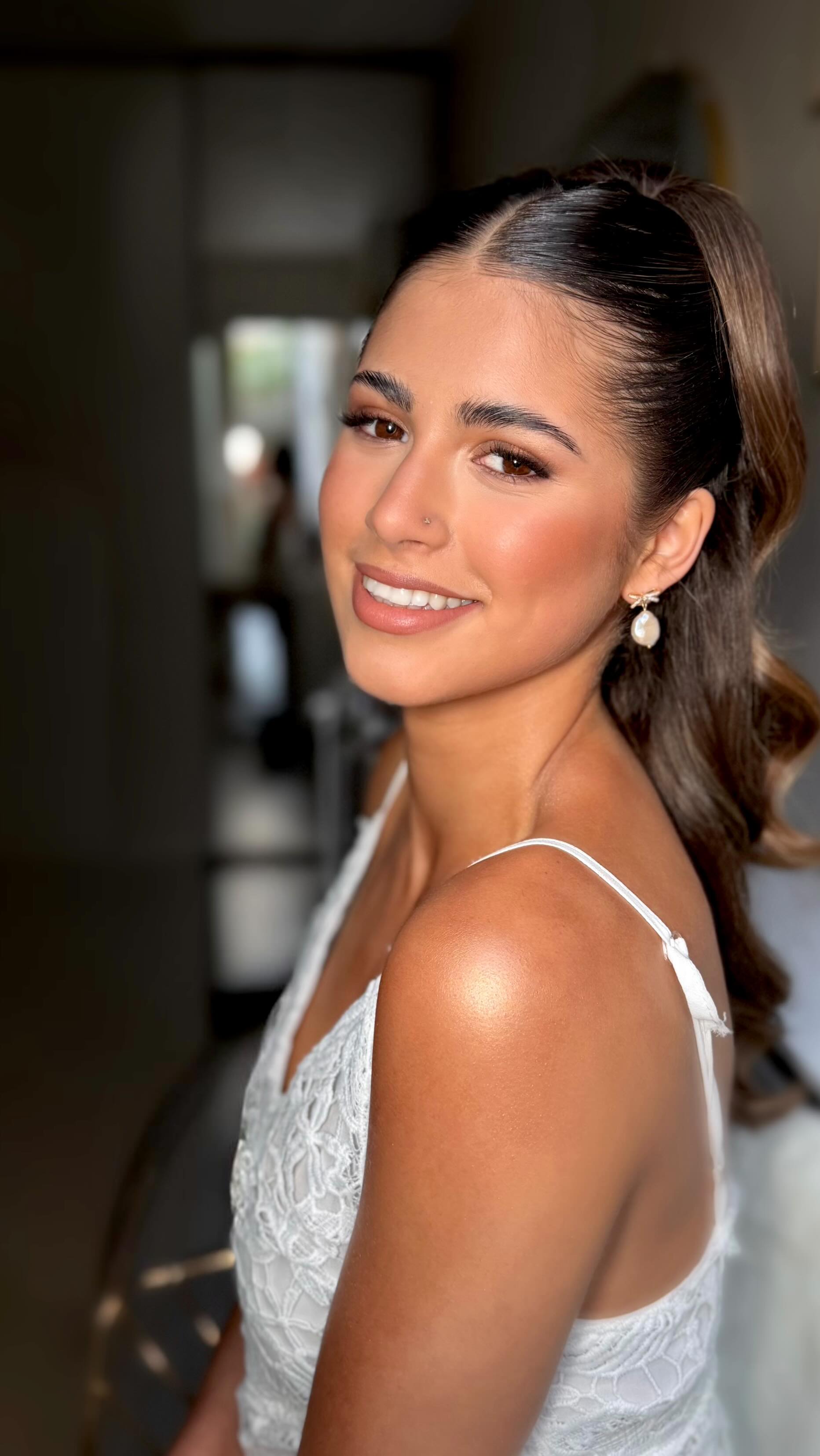 Sun-kissed, golden-hour bridal glow
From bare skin ā layered luminosity ā the final radiant result.
Warm bronzed sculpting, apricot blush, honeyed neutrals and champagne highlights ā creating that effortless ājust-back-from-holidayā warmth, perfect for a UK summer wedding or destination celebration.
Sheer, light-reflecting skin. Soft definition. Elevated, natural beauty that feels like you ā only refined.
For modern brides seeking a luxury bridal hair and makeup artist in Cambridge, London & destination weddings who specialises in glowing, natural bridal beauty.
#BridalHairAndMakeupArtist
#LuxuryBride
#NaturalBridalMakeup
#CambridgeBride
#DestinationWedding