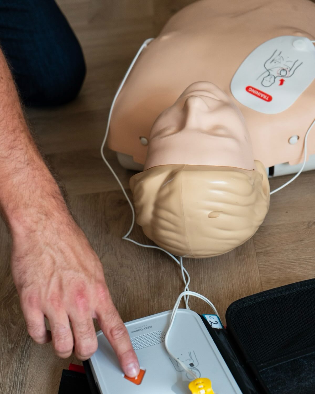 “Weet jij waar de dichtstbijzijnde AED hangt?
In een noodsituatie telt elke seconde en een AED kan levens redden! Bij BHVpoint trainen we je team praktijkgericht, zodat iedereen precies weet hoe het werkt. Geen saai gedoe, maar skills die
blijven hangen.
Nog geen AED op kantoor? Neem contact op via DM, en we regelen er een voor je.
#veiligheid #safetyfirst #bedrijfshulpverlening #BHV #ehbo veiligheidsbewustzijn
bedrijfsveiligheid veiligewerk noodsituaties levensreddendhandelen praktijkgerichteopleiding
eerstehulp AED ontruimingsoefening veiligheidsopleiding hulpverleners teamwork
BHVpoint TeamBHVpoint BHVpointTraining